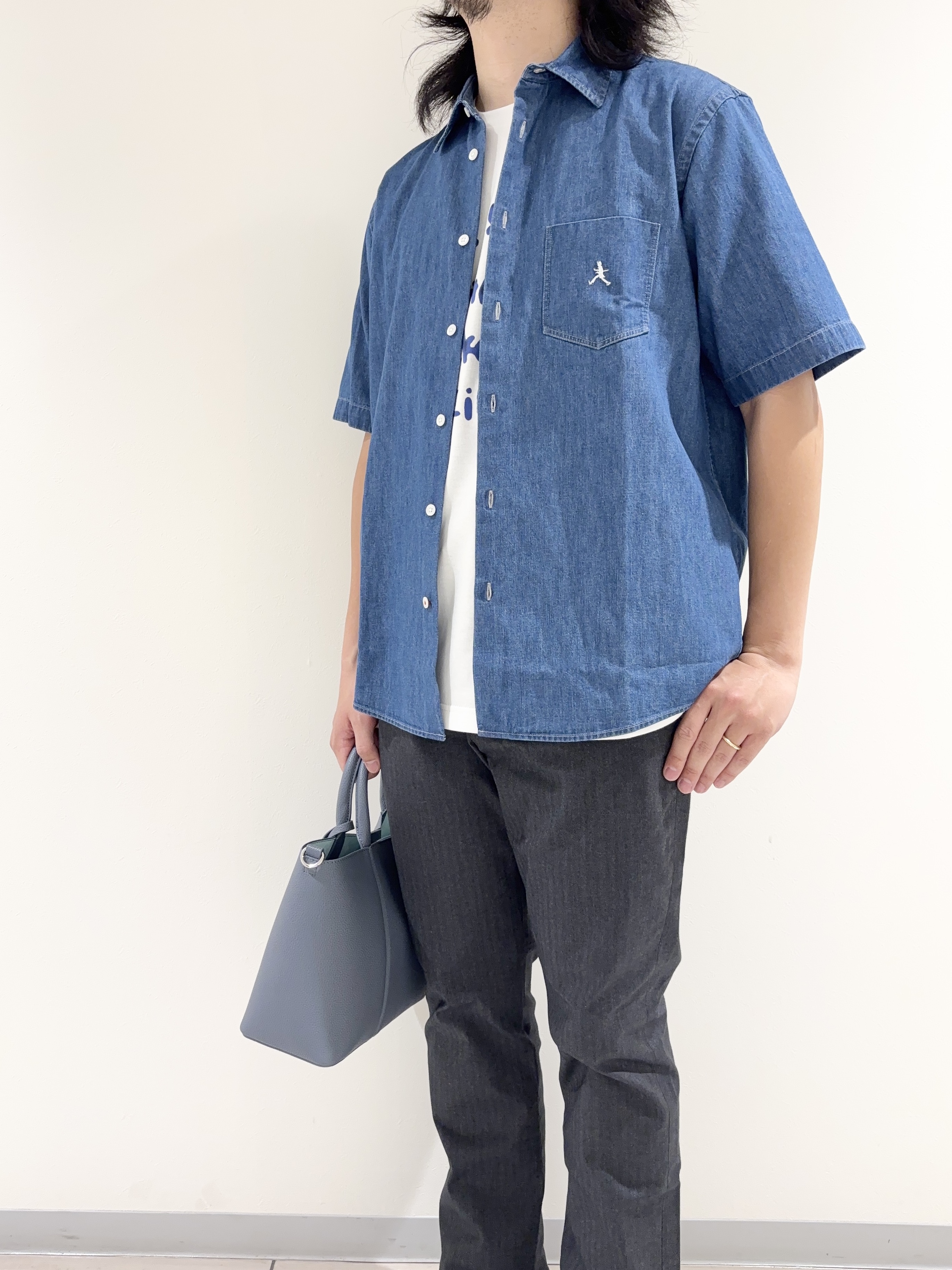 及川さんの「TAKEO KIKUCHI｜【BOWLER HAT LABEL】ボーラーハットウォーカー刺繍 半袖デニムシャツ」を使ったコーディネート