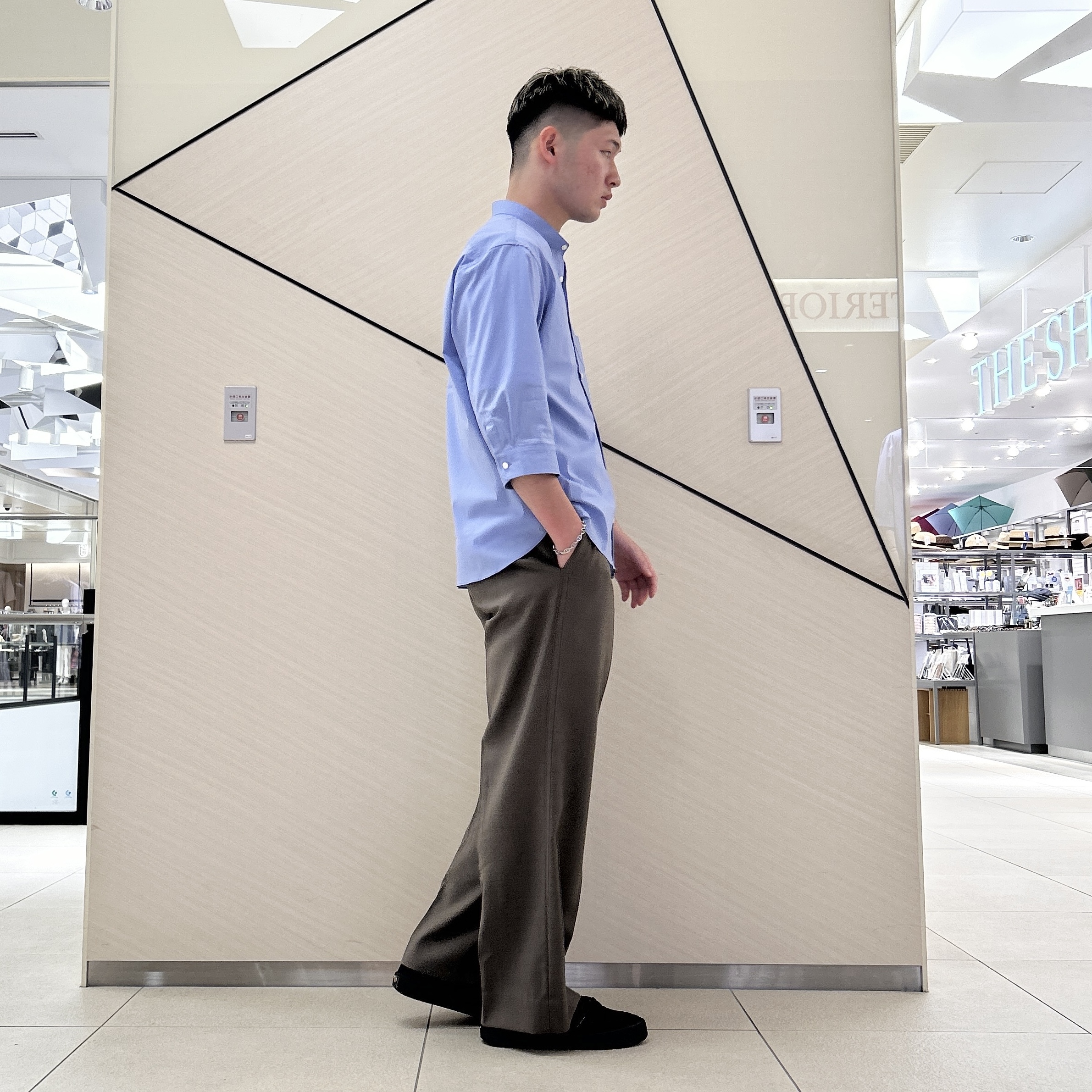 千葉亮太さんの「DRESSTERIOR｜オーガニックコットン ストレッチバンドカラーシャツ」を使ったコーディネート