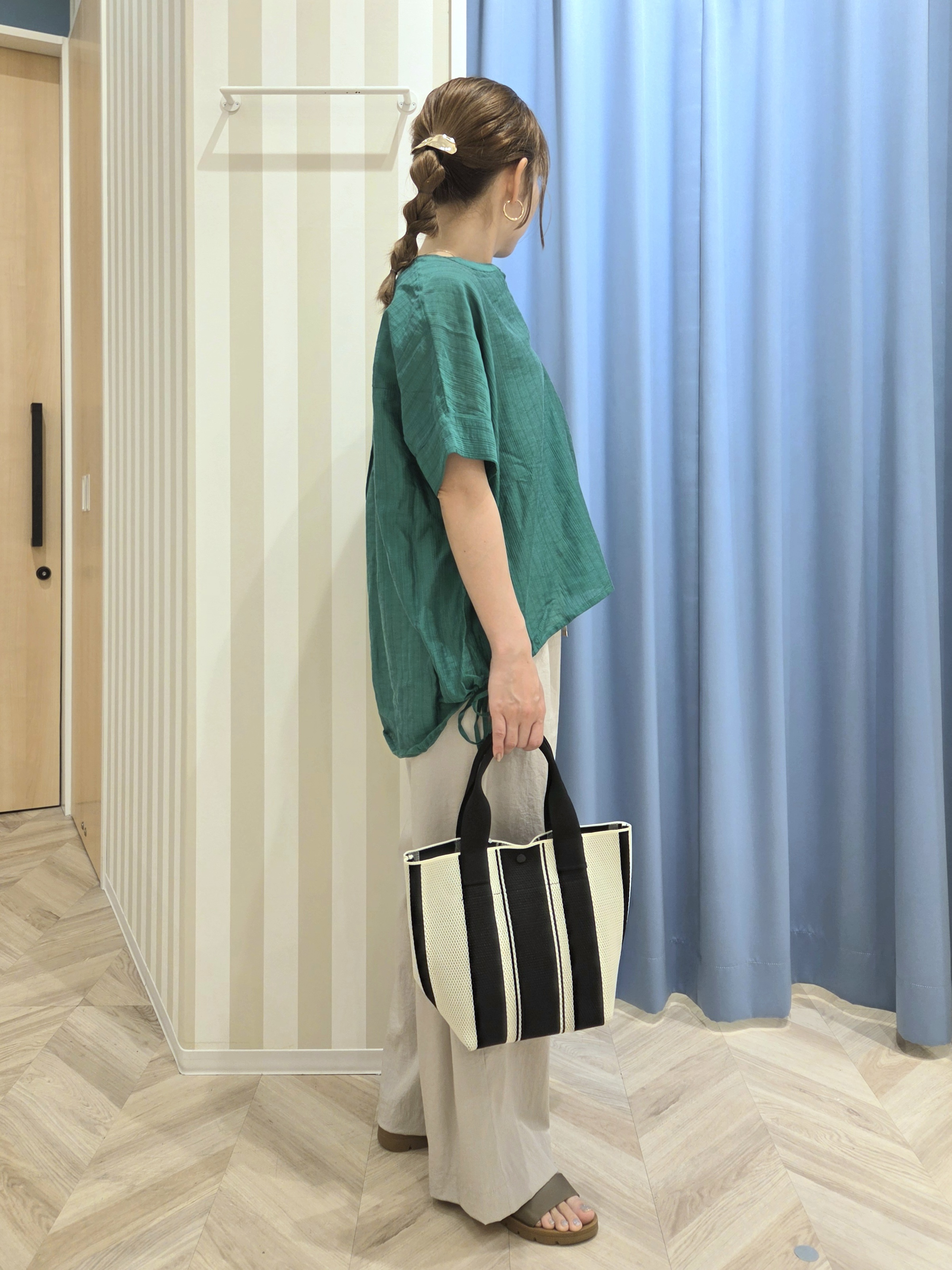 Ikumiさんの「SHOO･LA･RUE｜【高レビュー/体型カバー】インせず着られる スキッパー裾リボンブラウス」を使ったコーディネート