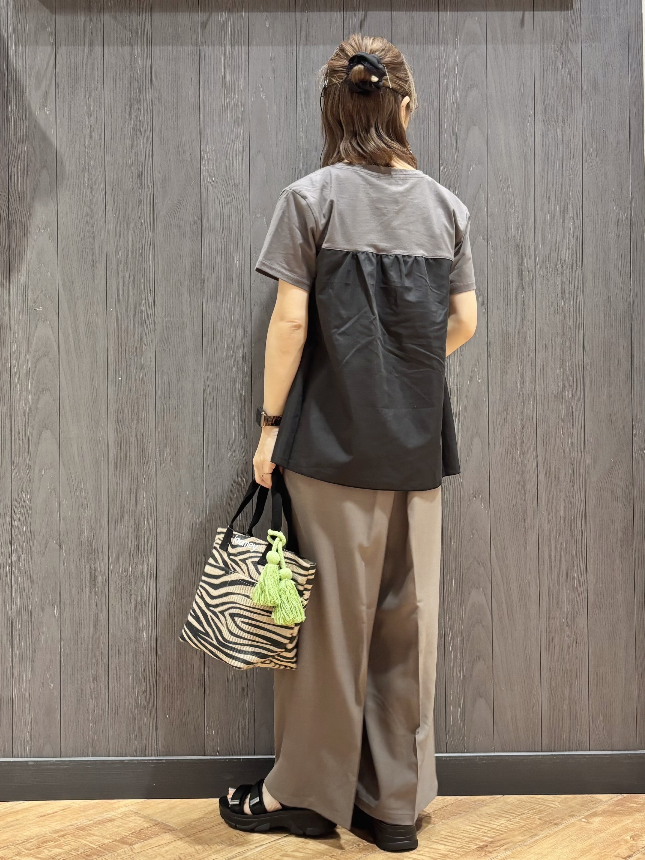 meiさんの「SHOO･LA･RUE｜【S-LL/洗濯機可/体型カバー】インせずサマ見え ビスチェ風異素材ドッキングTシャツ」を使ったコーディネート
