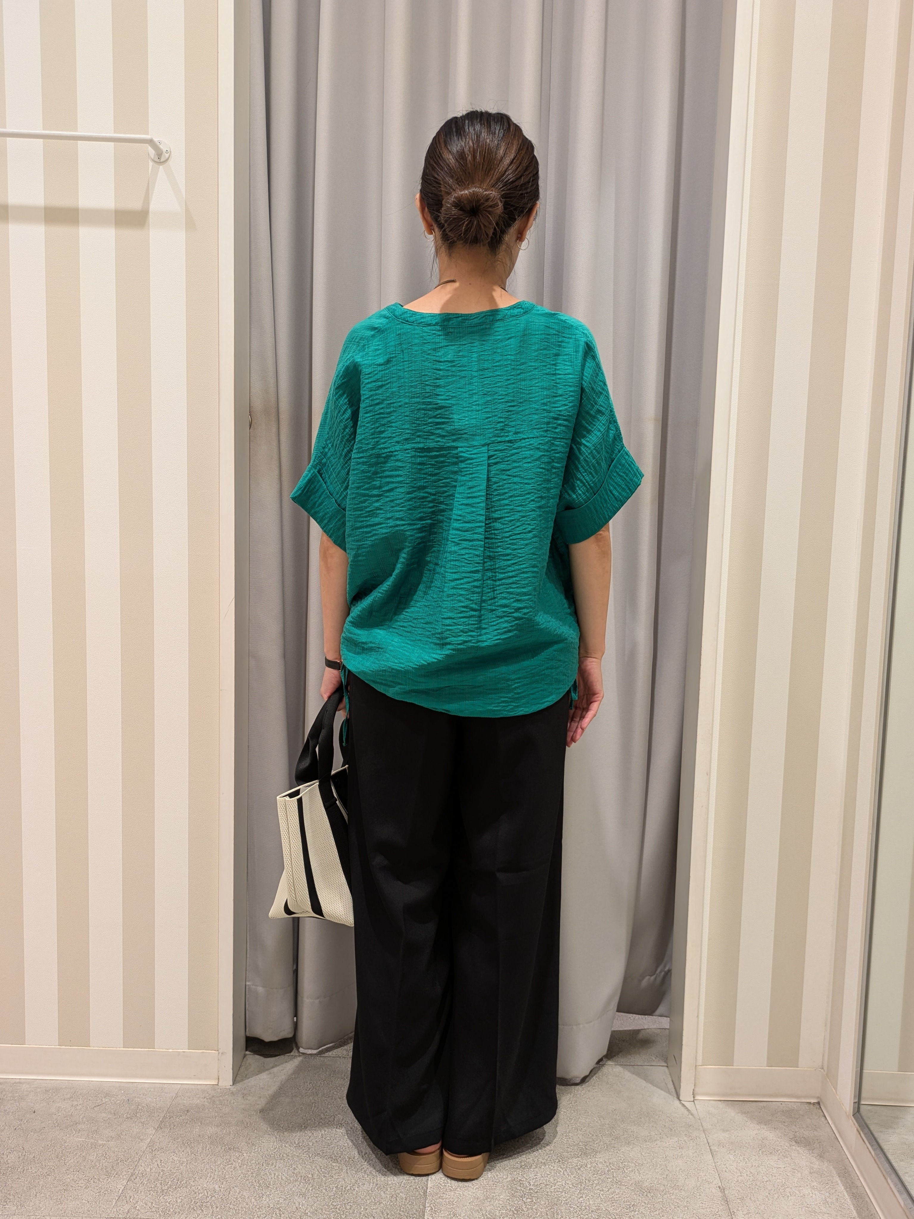 𝐂𝐡𝐢𝐢 &hearts;(ちー)さんの「SHOO･LA･RUE｜【高レビュー/体型カバー】インせず着られる スキッパー裾リボンブラウス」を使ったコーディネート