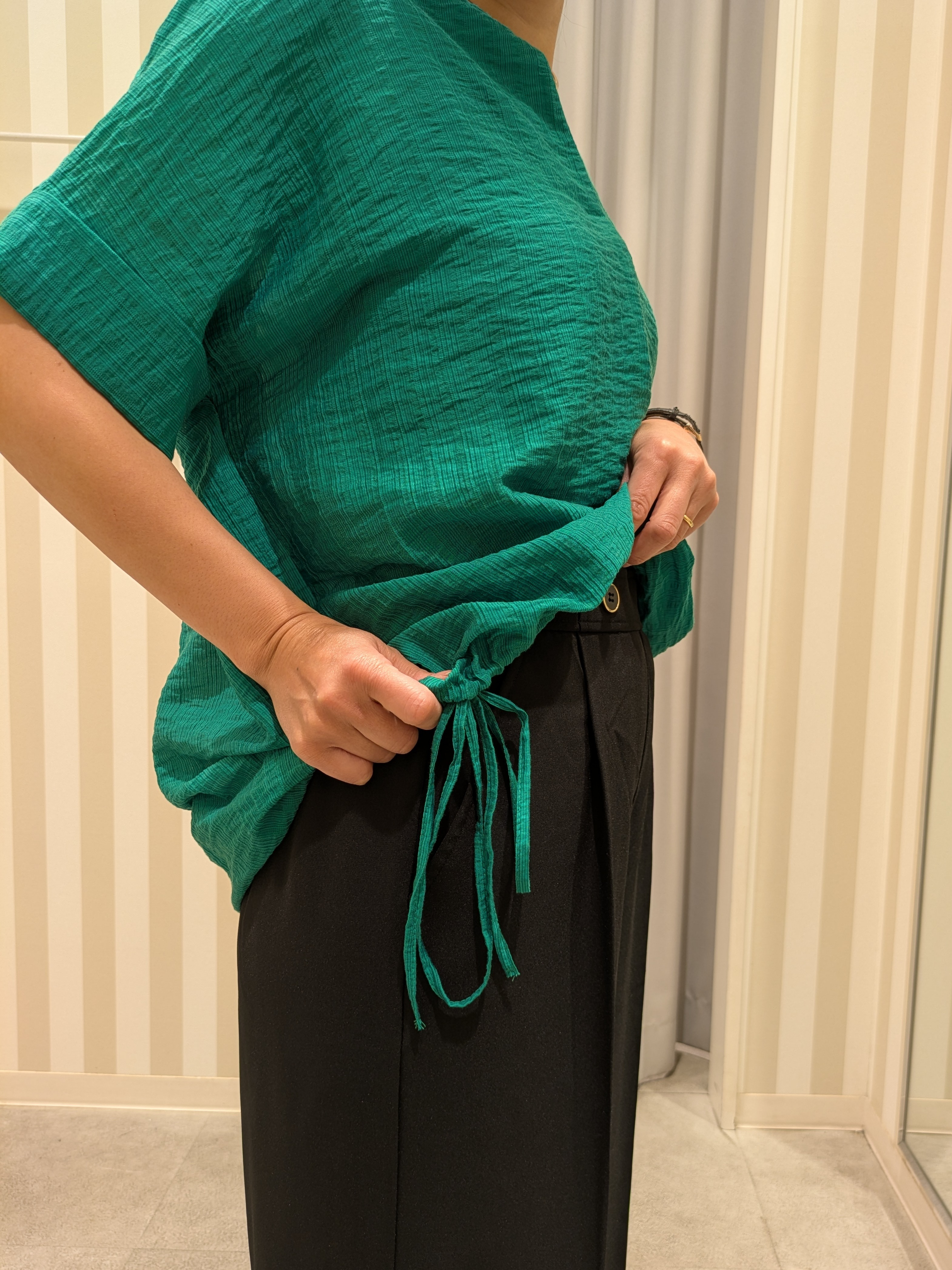 𝐂𝐡𝐢𝐢 &hearts;(ちー)さんの「SHOO･LA･RUE｜【高レビュー/体型カバー】インせず着られる スキッパー裾リボンブラウス」を使ったコーディネート