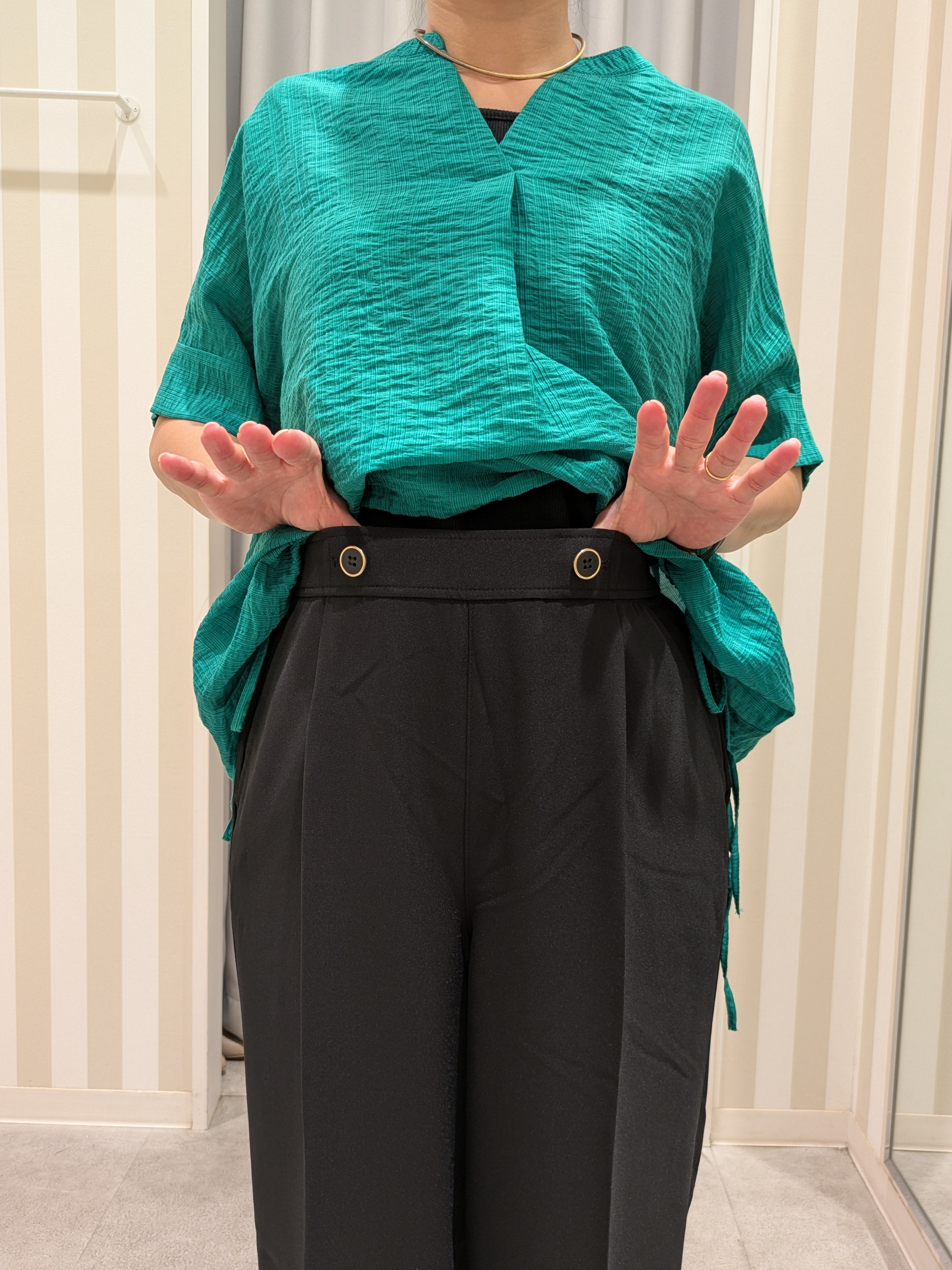 𝐂𝐡𝐢𝐢 &hearts;(ちー)さんの「SHOO･LA･RUE｜【高レビュー/体型カバー】インせず着られる スキッパー裾リボンブラウス」を使ったコーディネート
