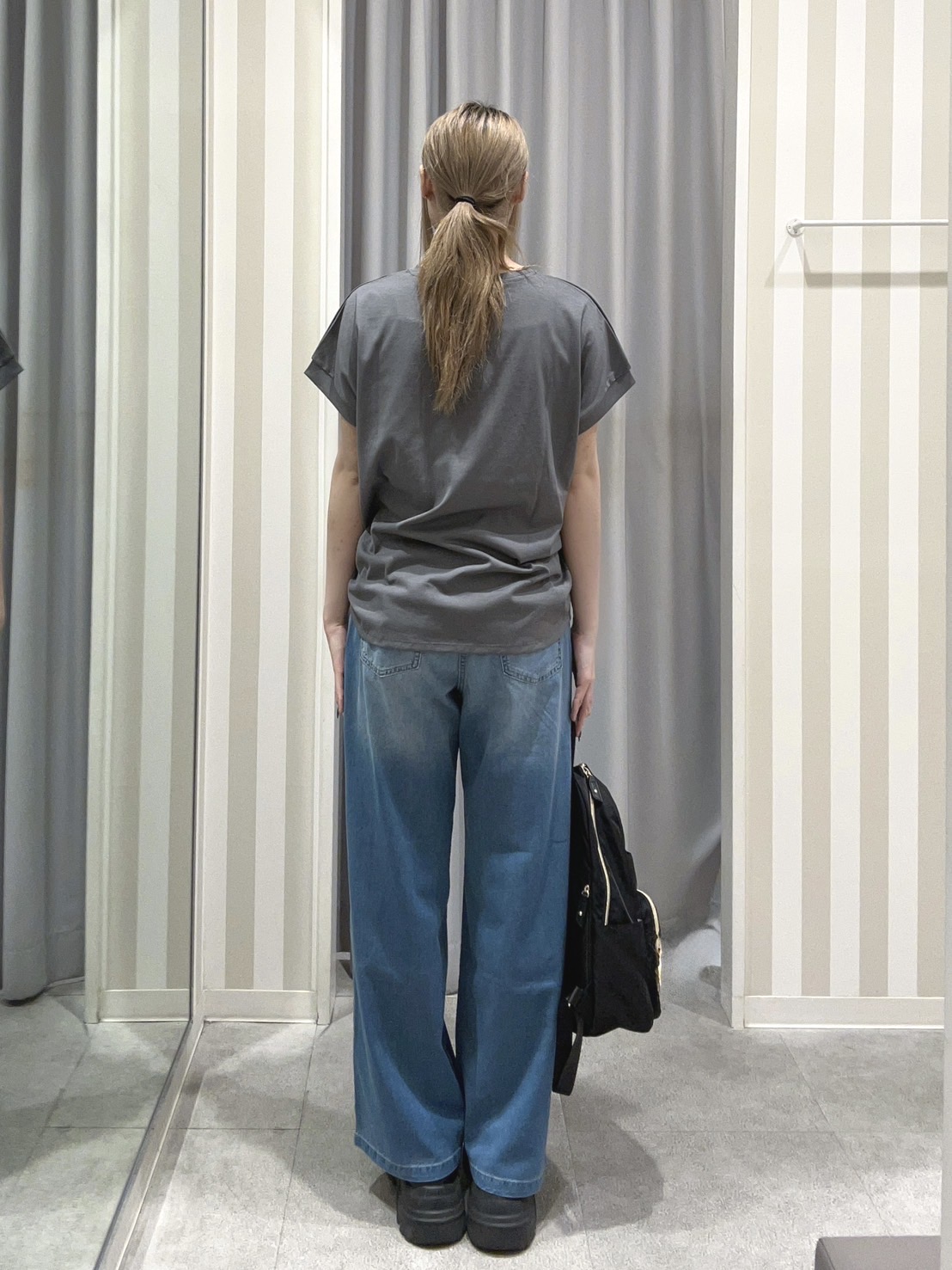 美空さんの「SHOO･LA･RUE｜【汗じみ防止/S-LL/体型カバー/洗濯機可】汗じみが気になりにくい 大人の刺繍ロゴTシャツ」を使ったコーディネート