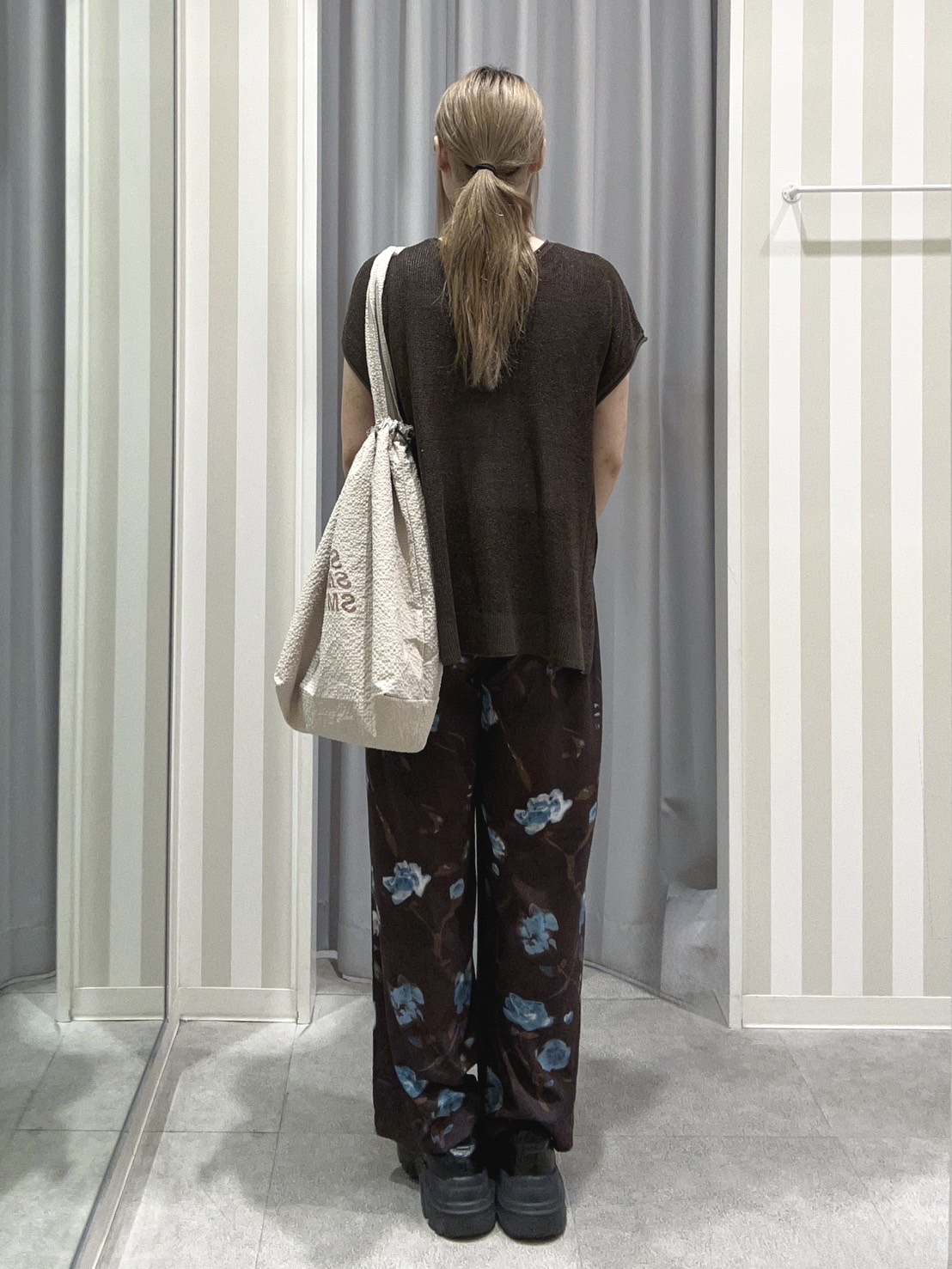 美空さんの「SHOO･LA･RUE｜【2点セット/前後2WAY/洗濯機可/S-LL】体型カバーも叶う ラメ畦ニット+タンクトップ」を使ったコーディネート