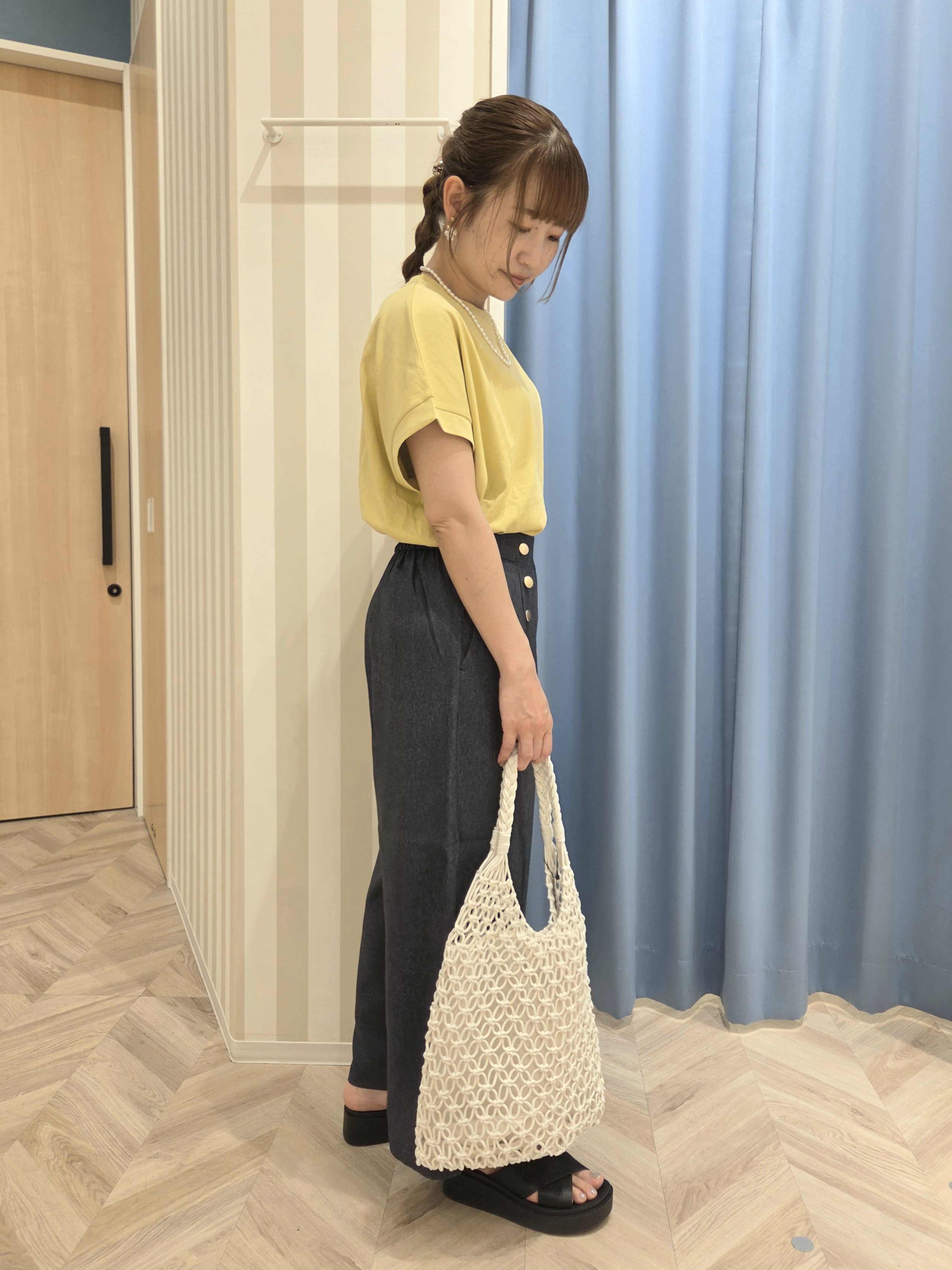 Ikumiさんの「SHOO･LA･RUE｜【汗じみ防止/S-LL/体型カバー/洗濯機可】汗じみが気になりにくい 大人の刺繍ロゴTシャツ」を使ったコーディネート