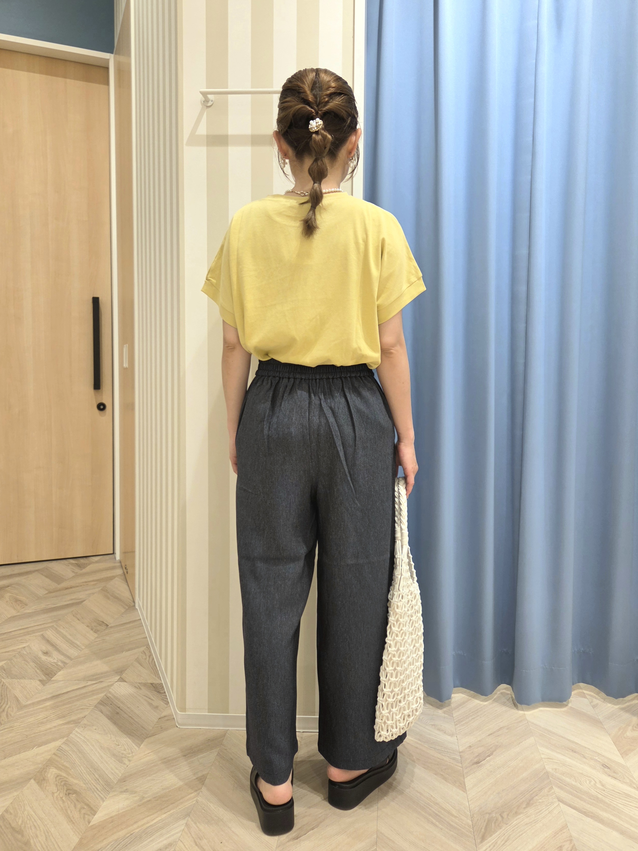 Ikumiさんの「SHOO･LA･RUE｜【汗じみ防止/S-LL/体型カバー/洗濯機可】汗じみが気になりにくい 大人の刺繍ロゴTシャツ」を使ったコーディネート