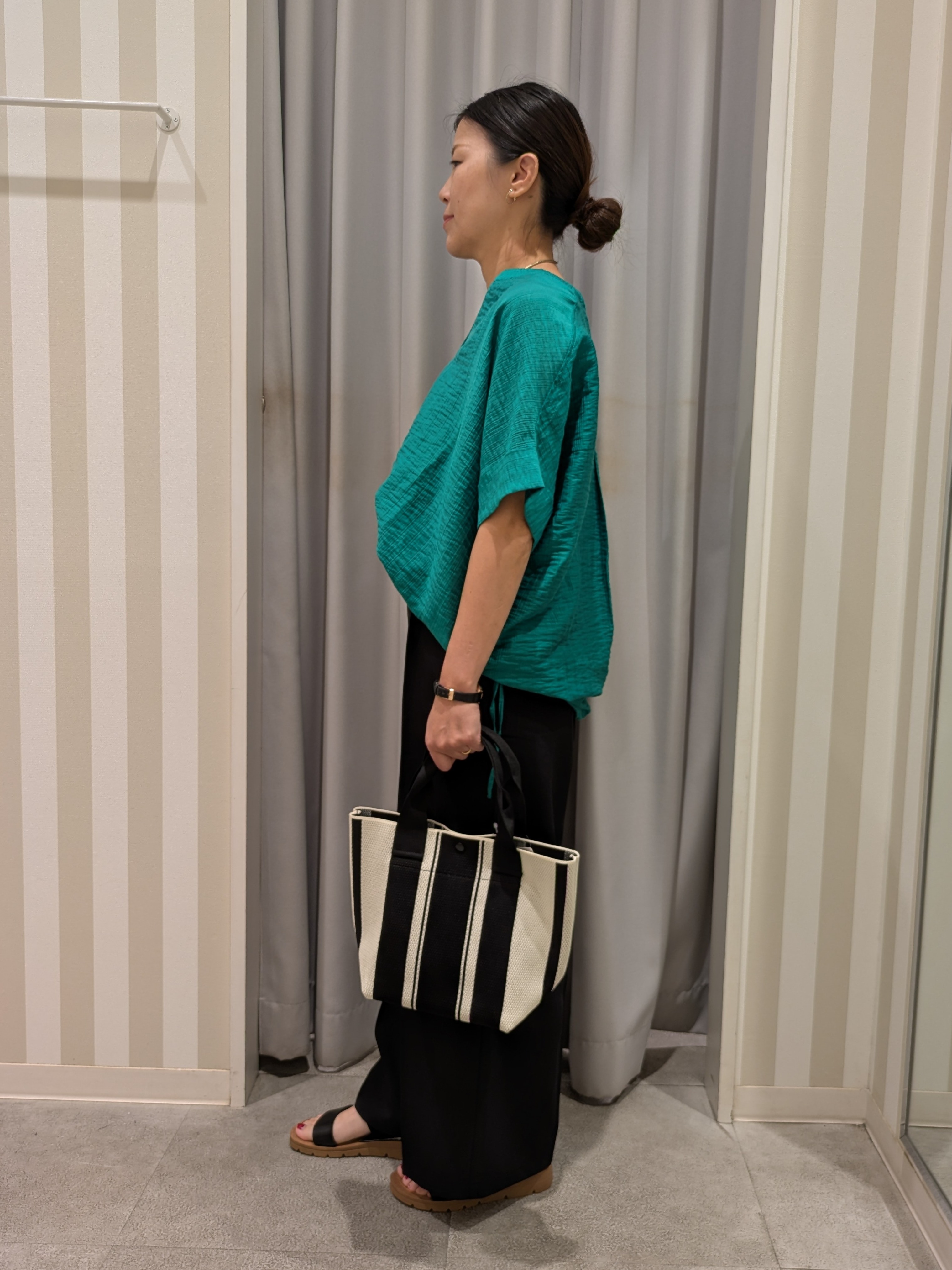 𝐂𝐡𝐢𝐢 &hearts;(ちー)さんの「SHOO･LA･RUE｜【高レビュー/体型カバー】インせず着られる スキッパー裾リボンブラウス」を使ったコーディネート