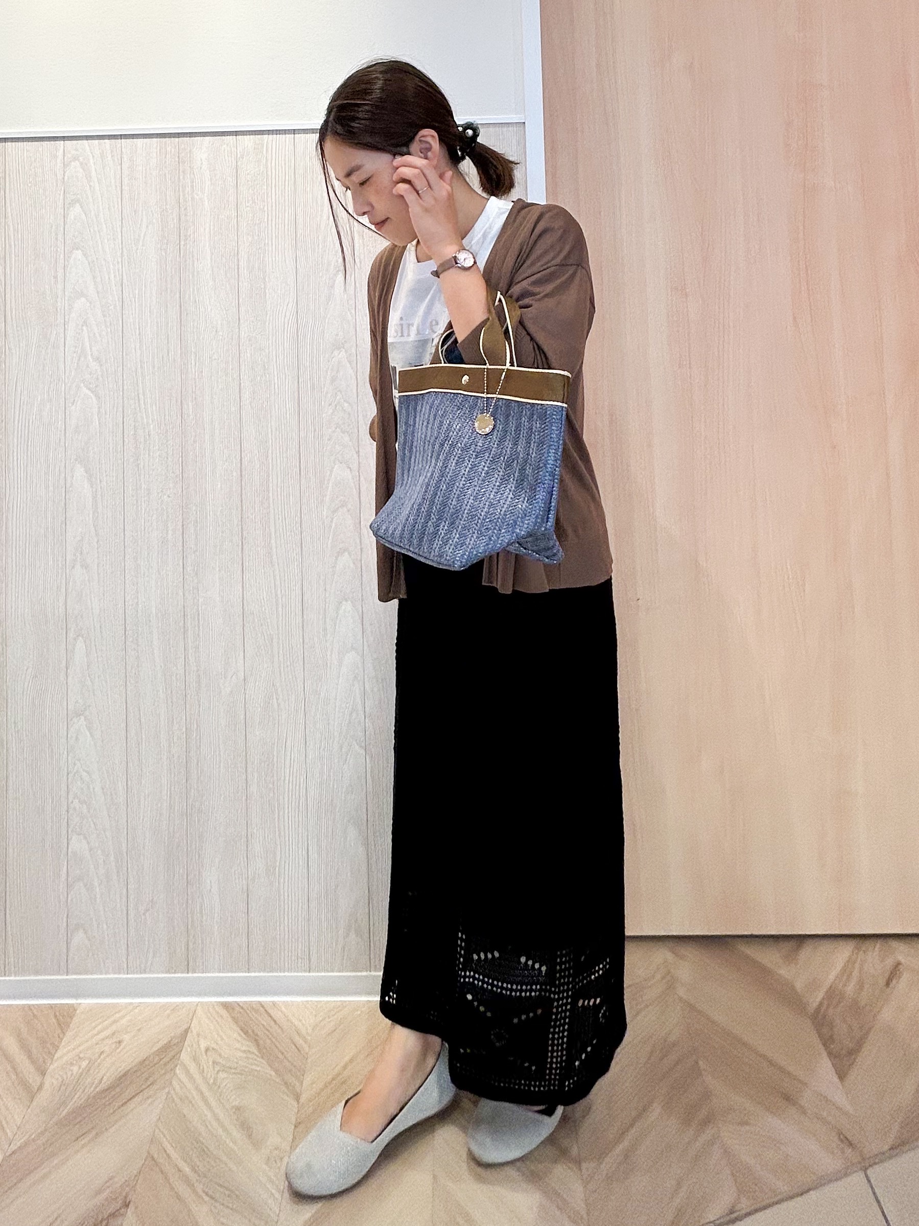 tomoさんの「SHOO･LA･RUE｜【洗濯機可/S-LL】オンにもオフにも マルチに使えるボタンレスカーディガン」を使ったコーディネート