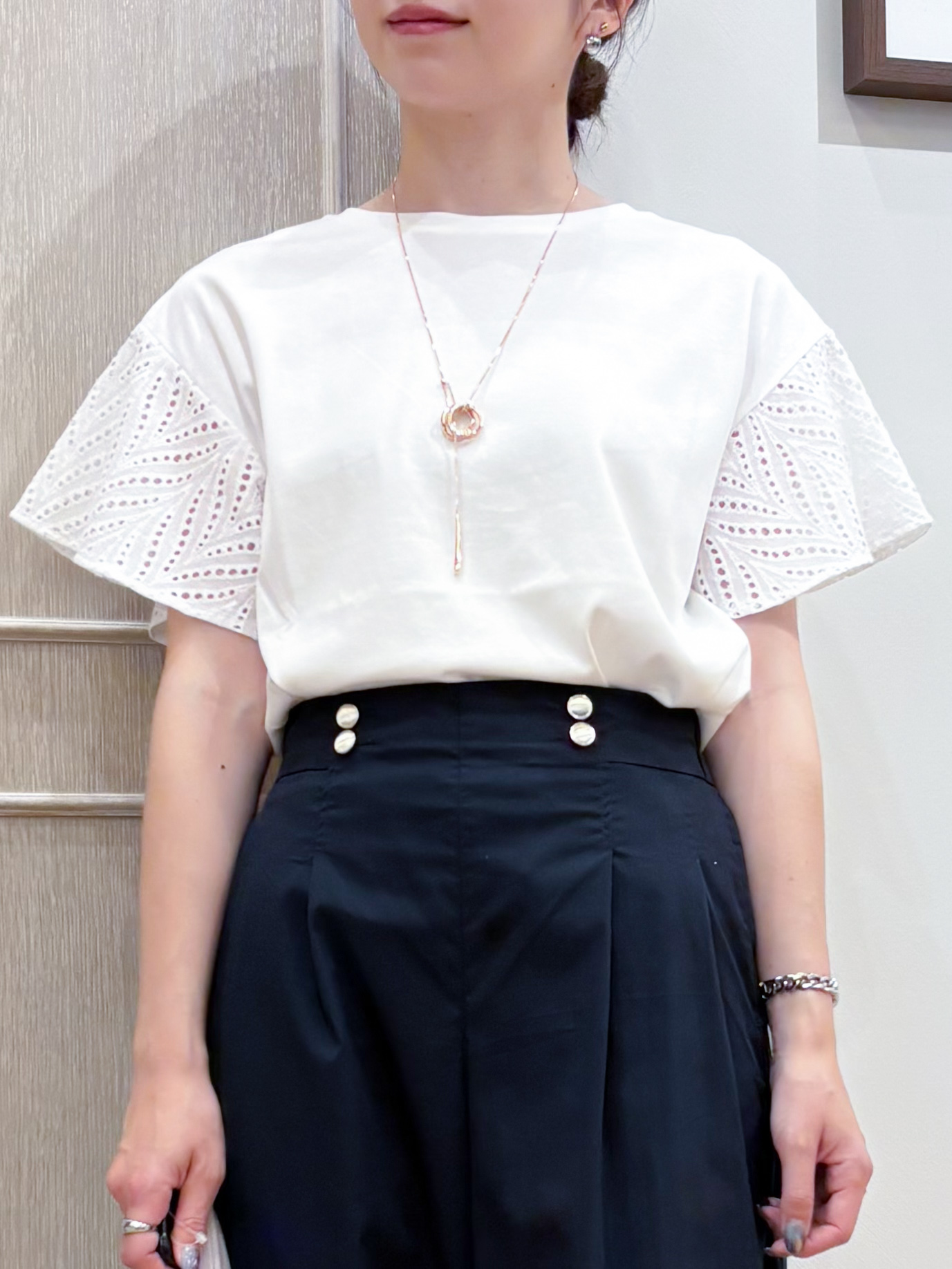 なみさんの「SHOO･LA･RUE｜【S-LL/洗濯機可/体型カバー】汗じみが気になりにくい お袖レースフレアTシャツ」を使ったコーディネート
