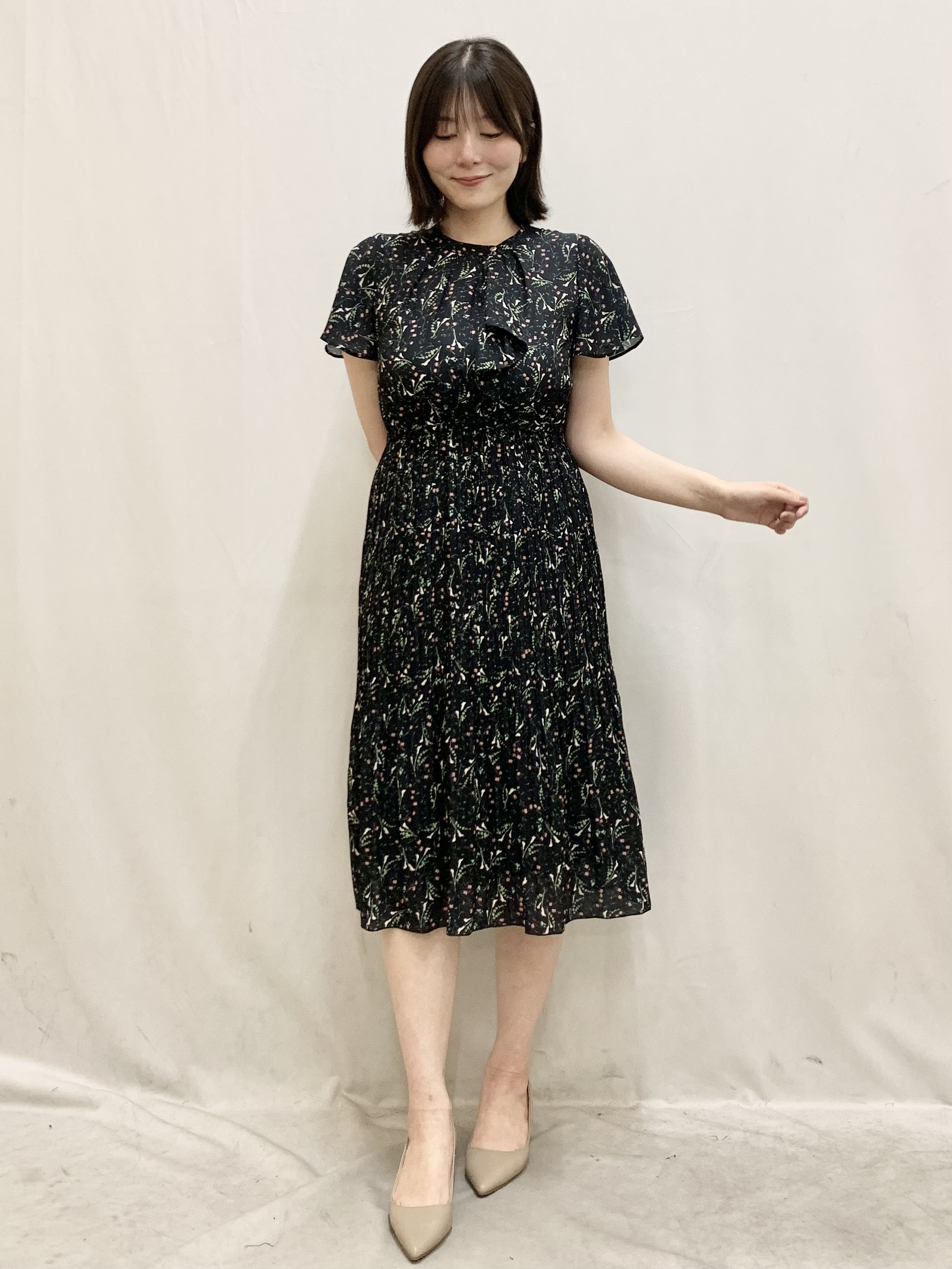kasumiさんの「index｜◆【日比谷花壇コラボ】ラッフルタイプリーツワンピース【防シワ/洗濯機OK】」を使ったコーディネート