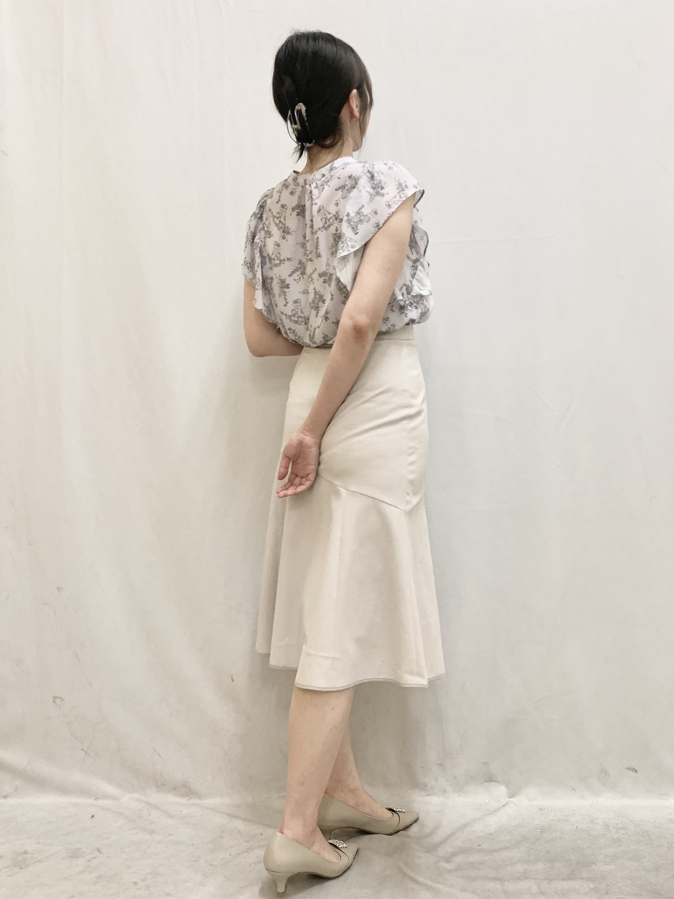 kasumiさんの「index｜◆【日比谷花壇コラボ】線画フラワーピンタックブラウス【防シワ／洗濯機OK】」を使ったコーディネート