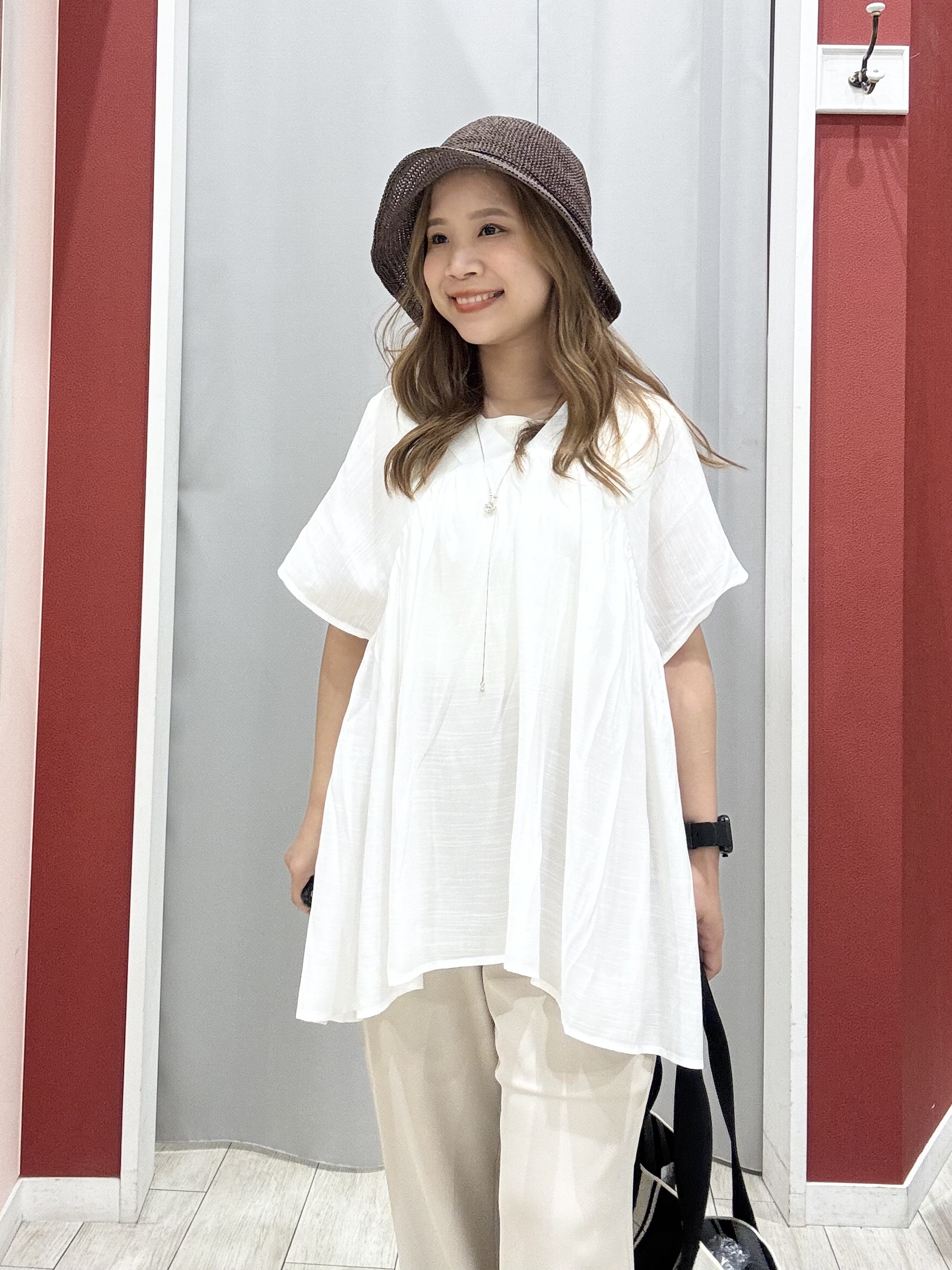 shioさんの「SHOO･LA･RUE｜【S-LL/洗濯機可/UV/体型カバー】インせず着られる Vネックギャザーブラウス」を使ったコーディネート