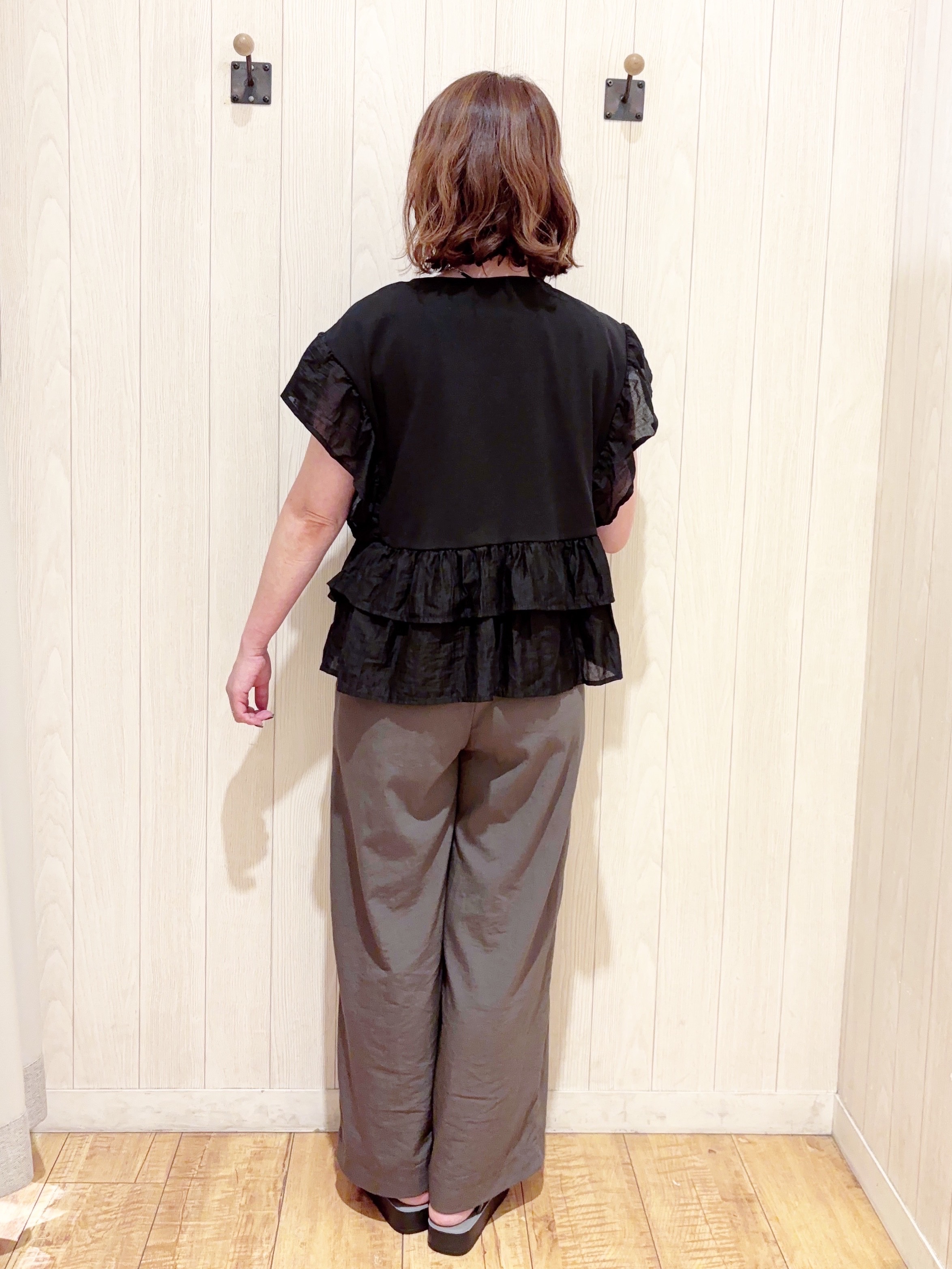 あいこさんの「SHOO･LA･RUE｜【S-LL/洗濯機可】着るだけで決まる 主役級フリルトップス」を使ったコーディネート