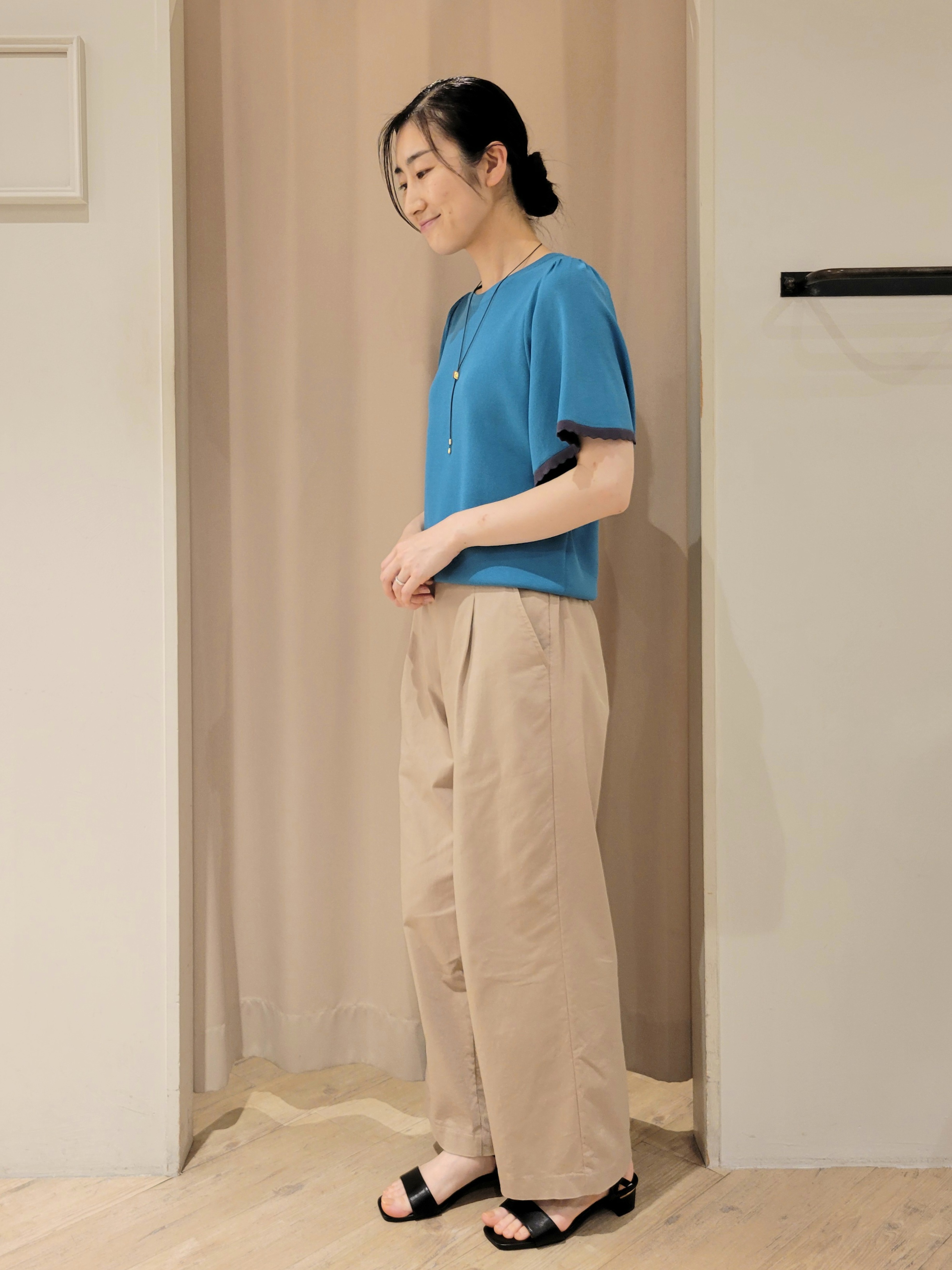 いそさんの「grove｜高評価！【シリーズ累計36万枚！名品ニット】やわらかドライタッチ スカラップスリーブニット」を使ったコーディネート