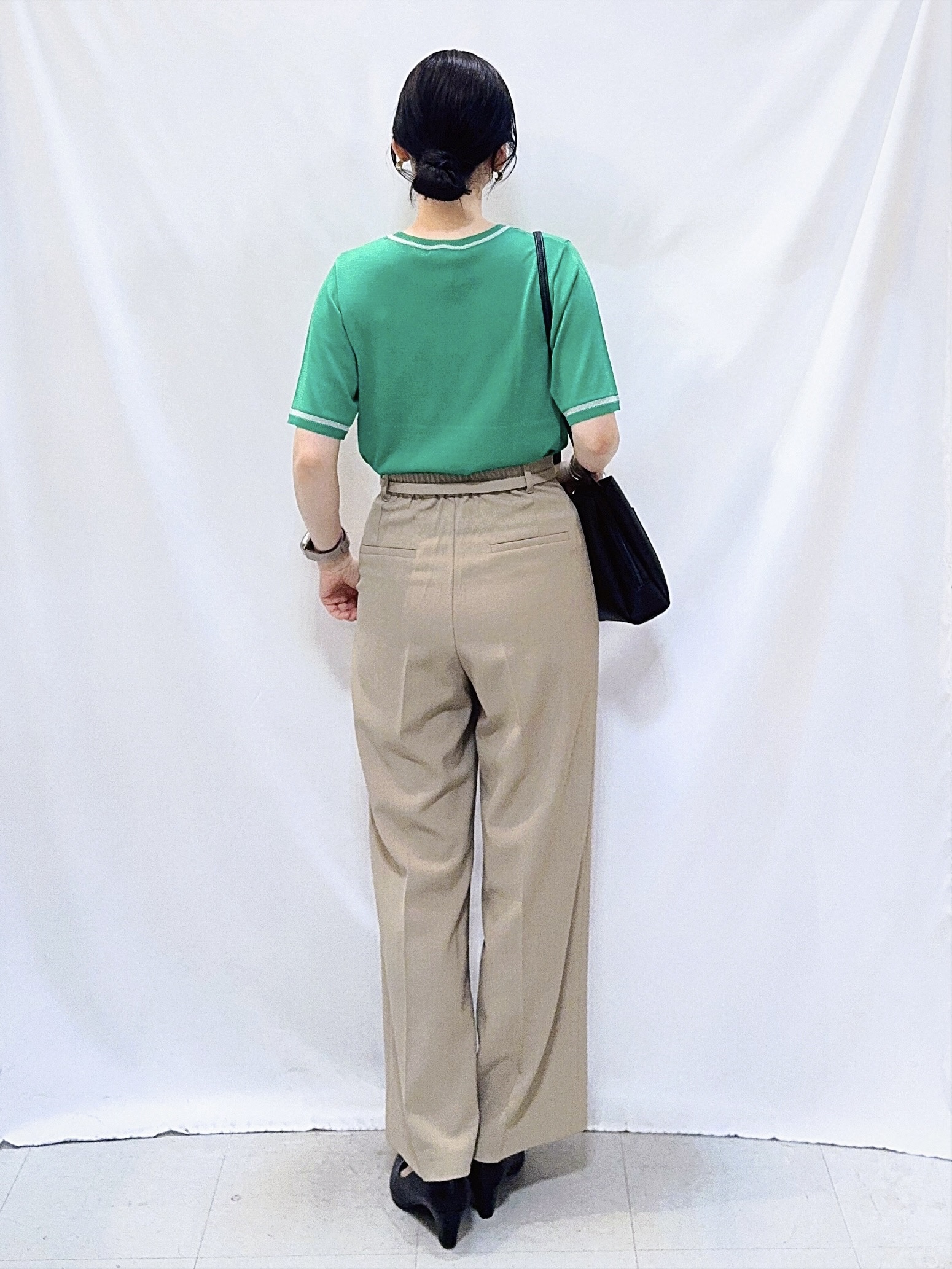 𝐇𝐢𝐫𝐨𝐦𝐢さんの「SHOO･LA･RUE｜【洗濯機可/S-LL】キラッと華やか ラメライン五分袖ニット」を使ったコーディネート