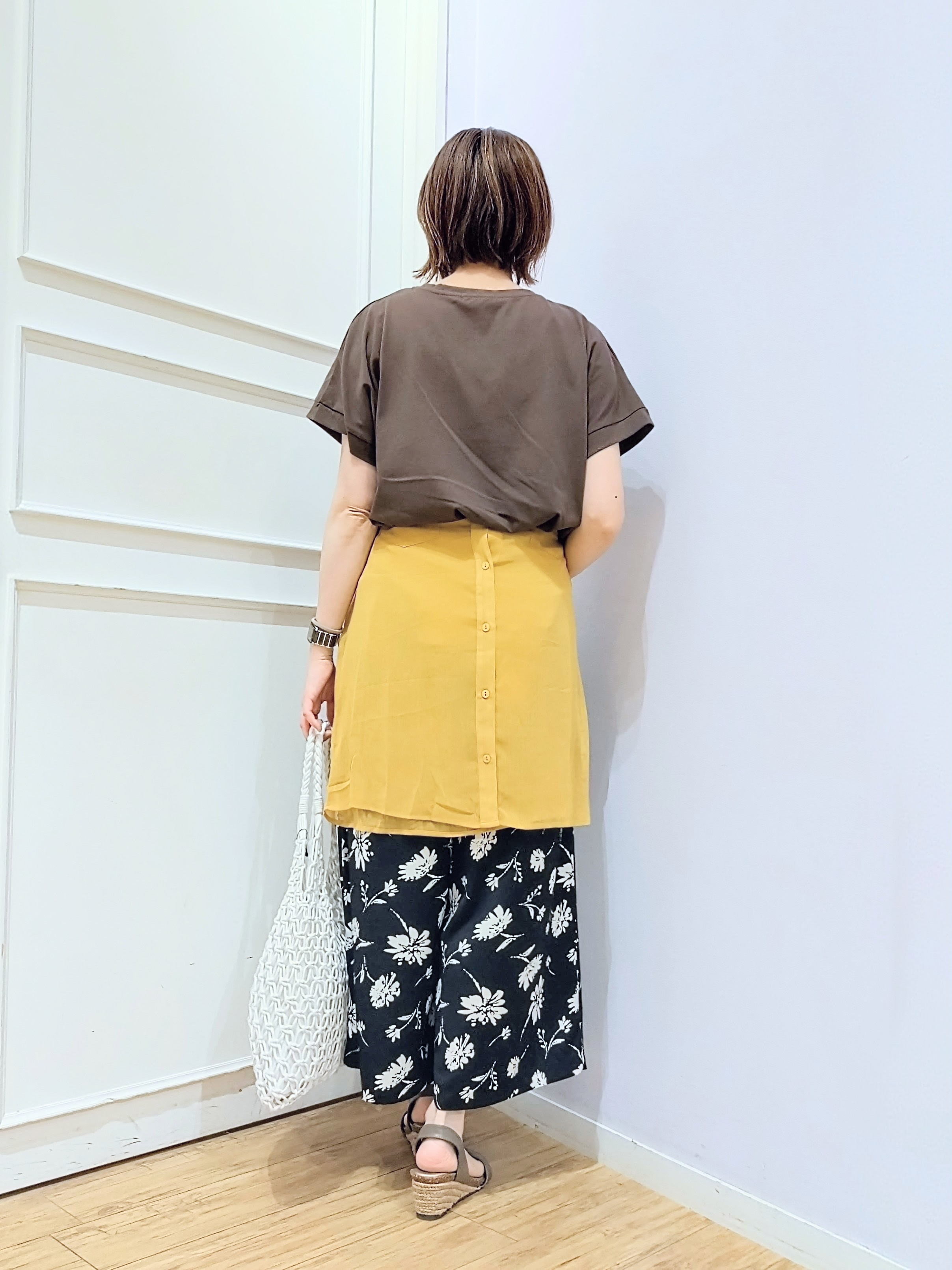 miomioさんの「SHOO･LA･RUE｜【汗じみ防止/S-LL/体型カバー/洗濯機可】汗じみが気になりにくい 大人の刺繍ロゴTシャツ」を使ったコーディネート