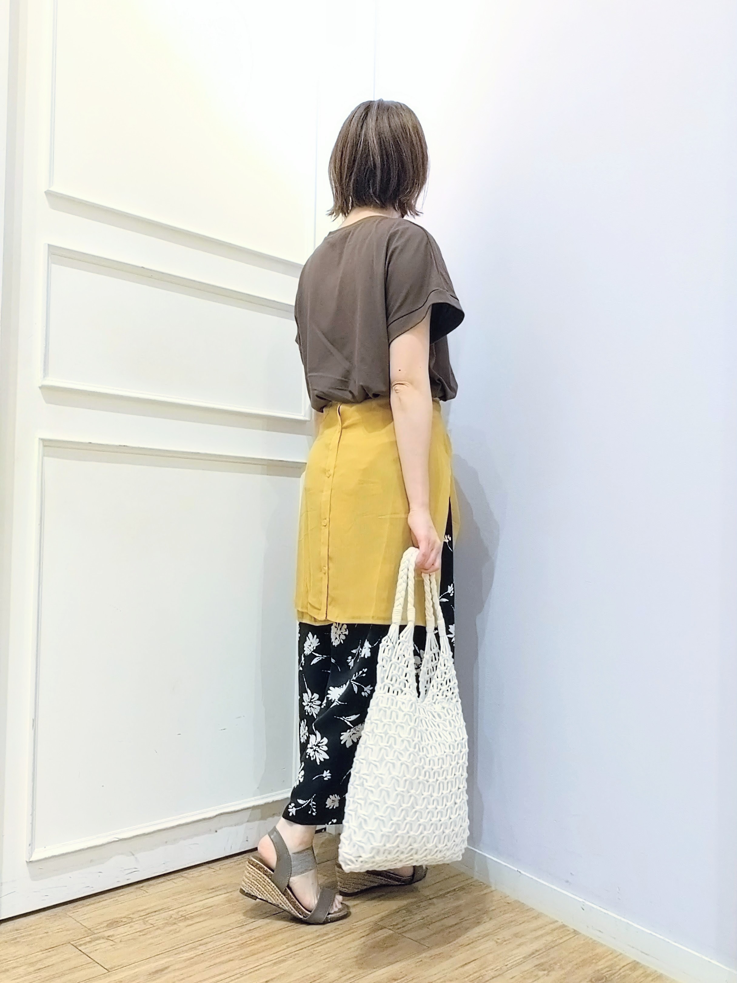 miomioさんの「SHOO･LA･RUE｜【汗じみ防止/S-LL/体型カバー/洗濯機可】汗じみが気になりにくい 大人の刺繍ロゴTシャツ」を使ったコーディネート