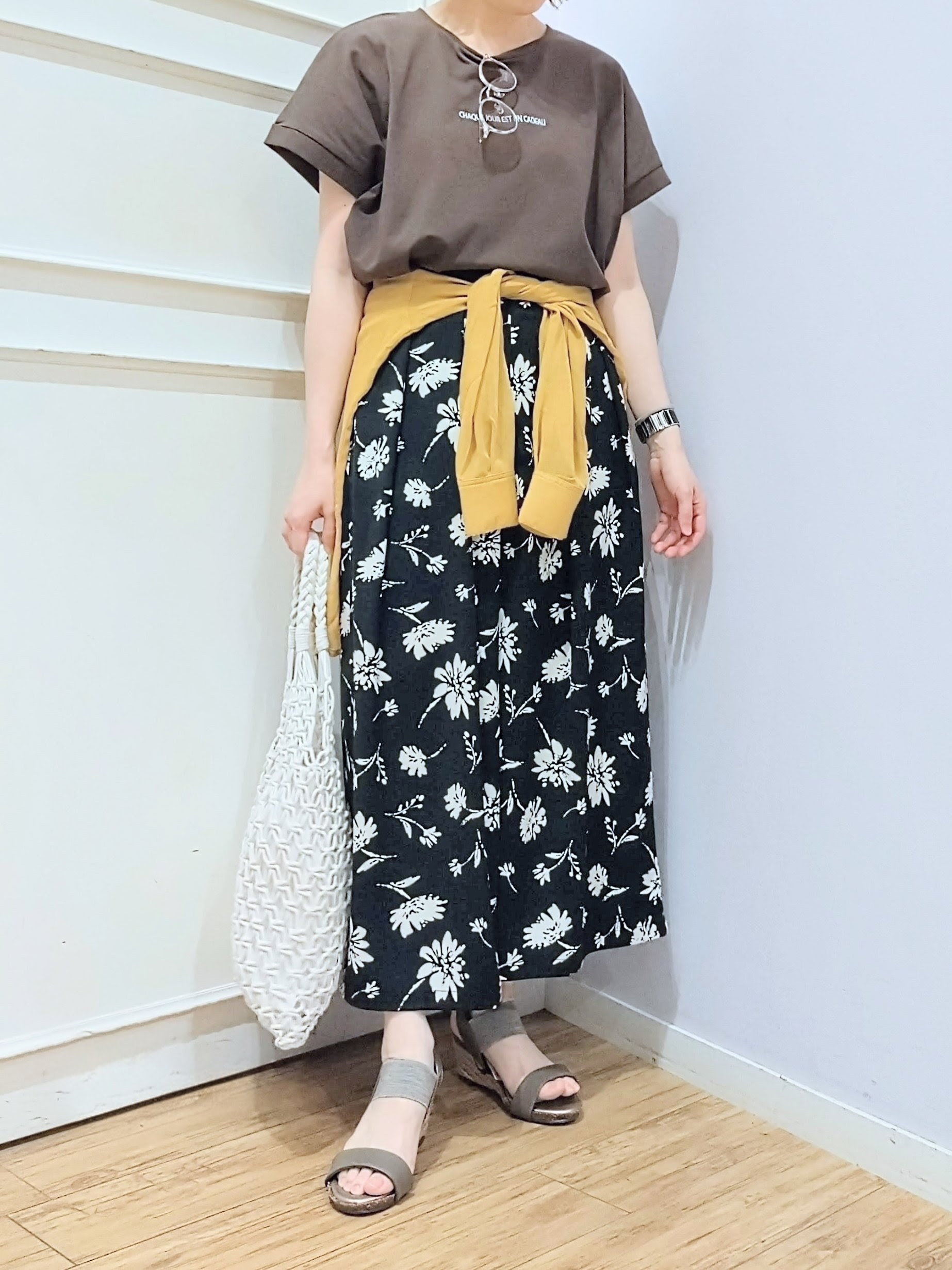 miomioさんの「SHOO･LA･RUE｜【汗じみ防止/S-LL/体型カバー/洗濯機可】汗じみが気になりにくい 大人の刺繍ロゴTシャツ」を使ったコーディネート