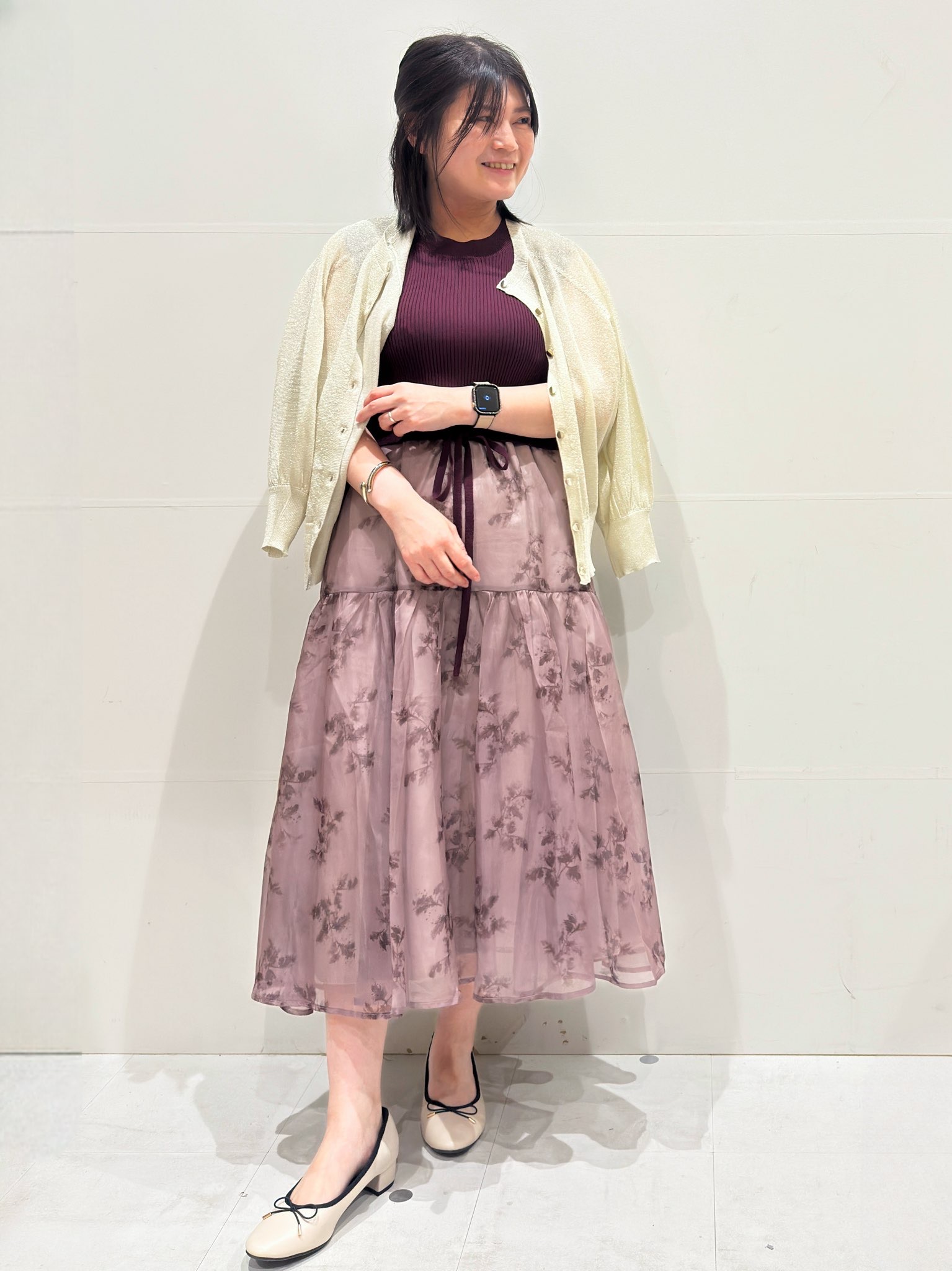 Minさんの「OPAQUE.CLIP｜【接触冷感】シアーラメドルマンショートカーディガン《洗濯機OK》」を使ったコーディネート