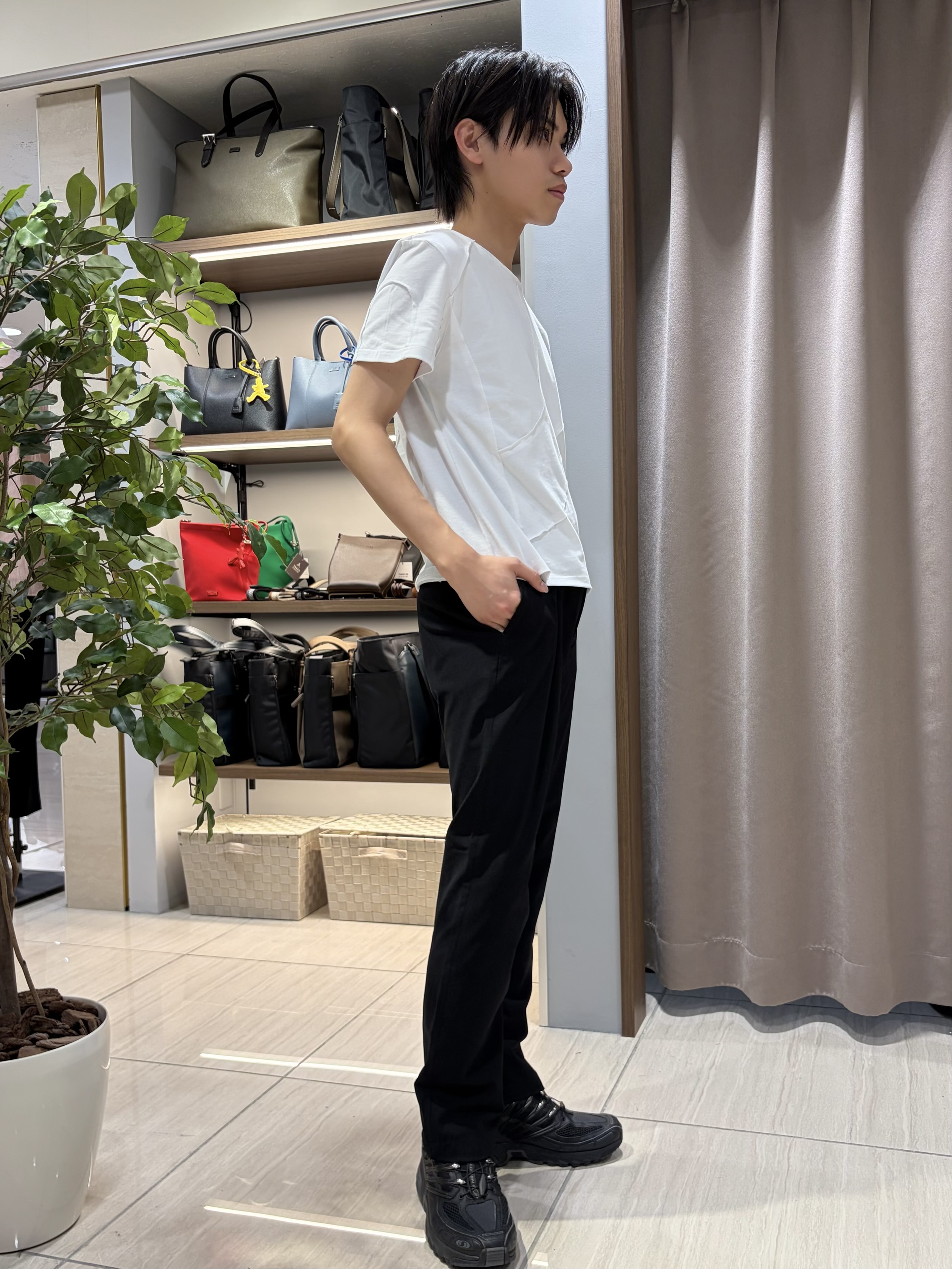 hiroさんの「TAKEO KIKUCHI｜【接触冷感/吸汗速乾】サイドゴアウエスト ストレートパンツ」を使ったコーディネート