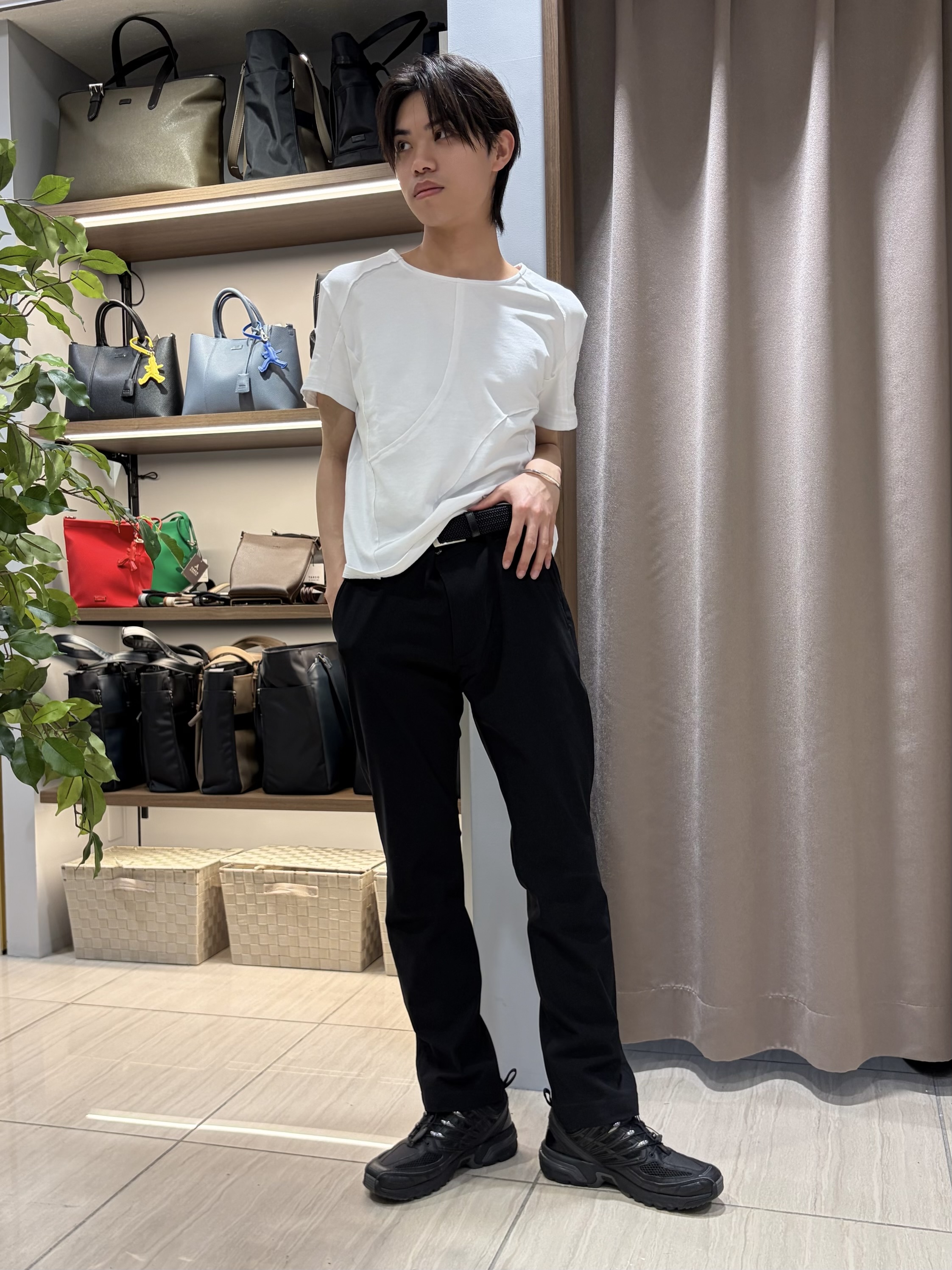 hiroさんの「TAKEO KIKUCHI｜【接触冷感/吸汗速乾】サイドゴアウエスト ストレートパンツ」を使ったコーディネート