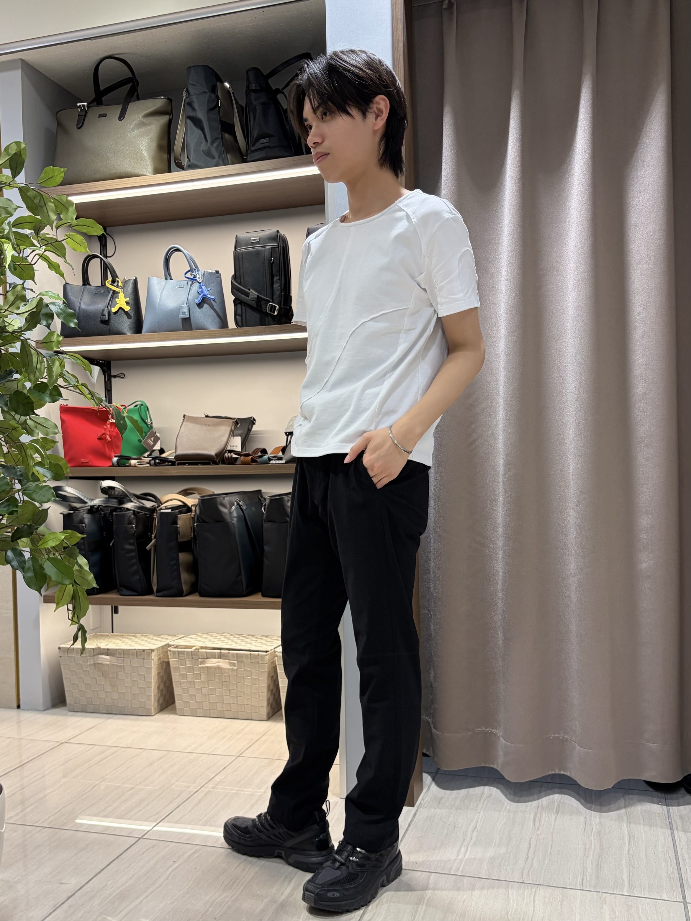 hiroさんの「TAKEO KIKUCHI｜【接触冷感/吸汗速乾】サイドゴアウエスト ストレートパンツ」を使ったコーディネート