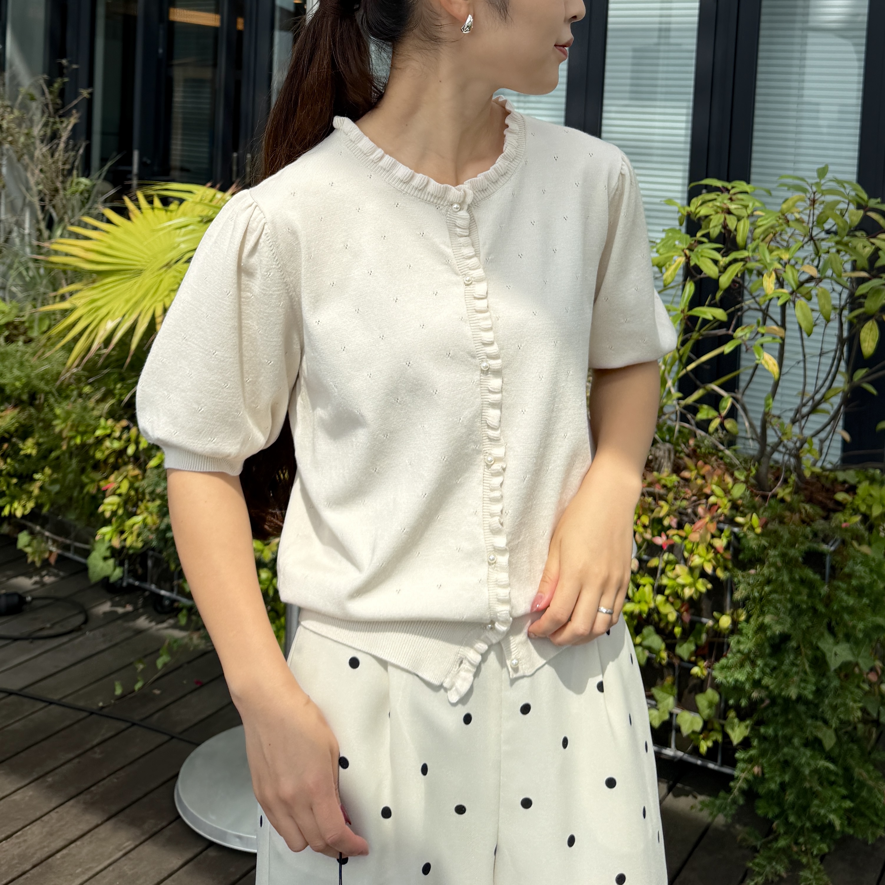 makiさんの「Couture brooch｜【洗える】透かし編み 半袖フリルカーデ」を使ったコーディネート