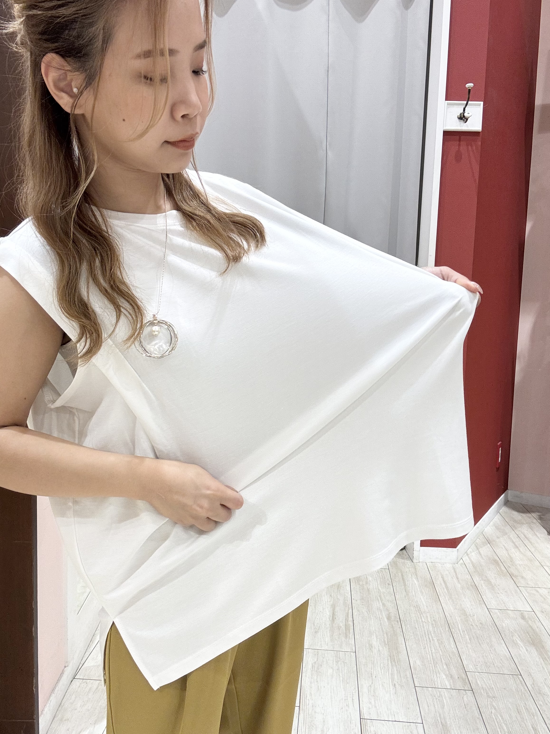 shioさんの「SHOO･LA･RUE｜【UVカット/接触冷感】上品に涼し気 とろみタックノースリーブトップス」を使ったコーディネート