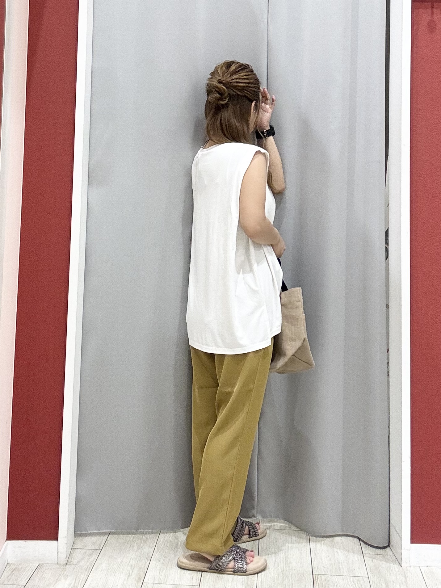 shioさんの「SHOO･LA･RUE｜【UVカット/接触冷感】上品に涼し気 とろみタックノースリーブトップス」を使ったコーディネート