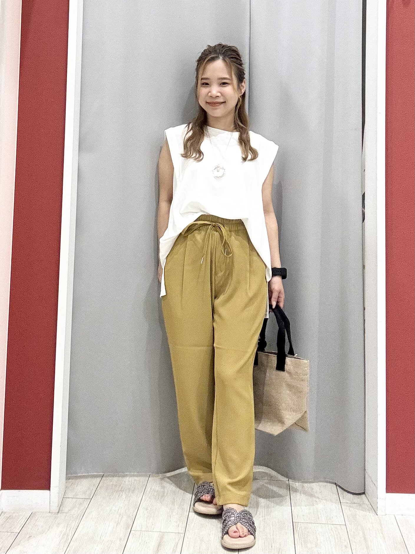 shioさんの「SHOO･LA･RUE｜【UVカット/接触冷感】上品に涼し気 とろみタックノースリーブトップス」を使ったコーディネート
