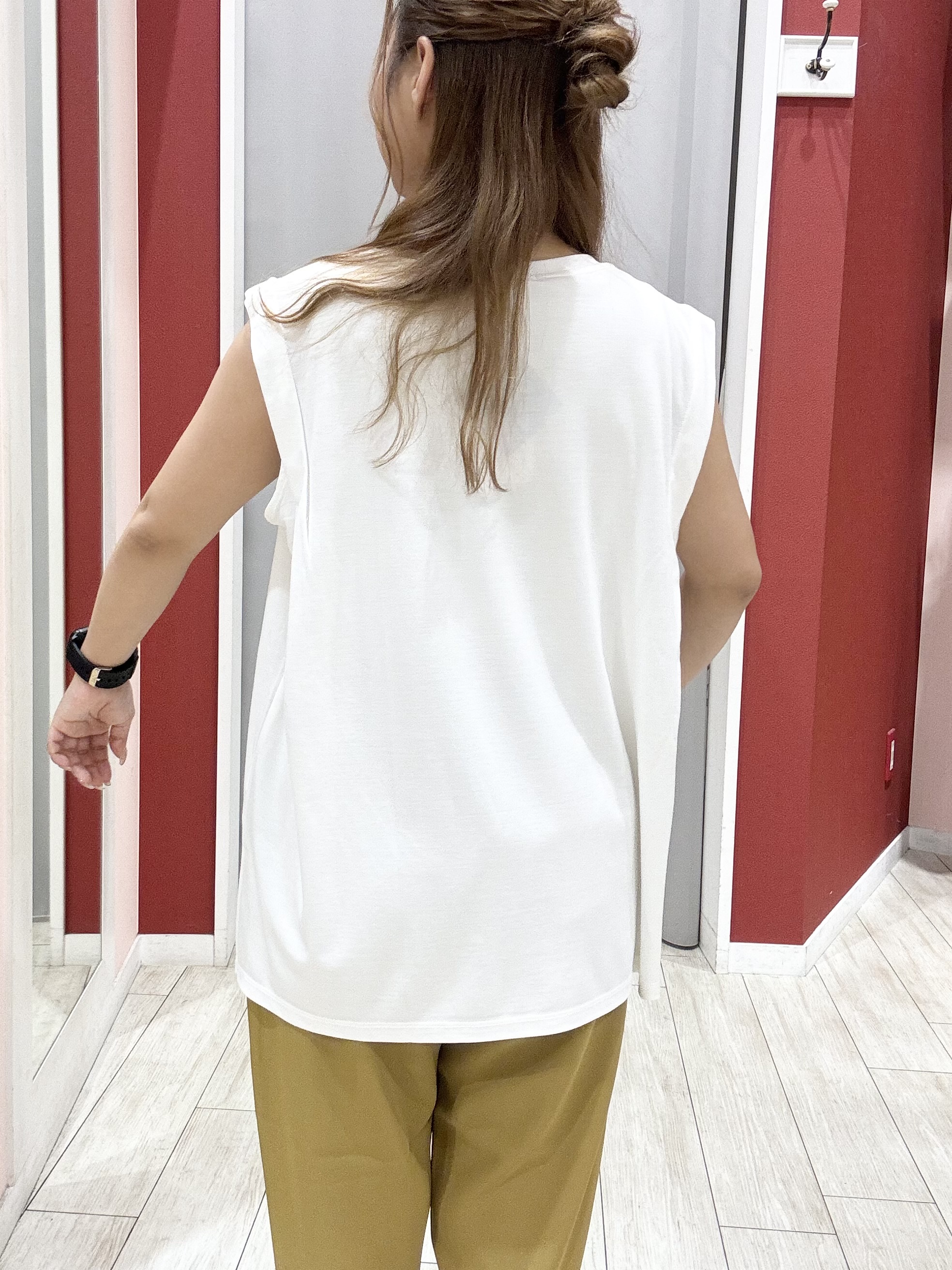 shioさんの「SHOO･LA･RUE｜【UVカット/接触冷感】上品に涼し気 とろみタックノースリーブトップス」を使ったコーディネート