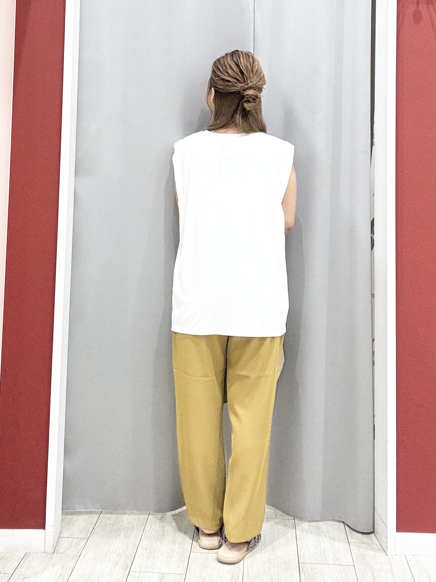 shioさんの「SHOO･LA･RUE｜【UVカット/接触冷感】上品に涼し気 とろみタックノースリーブトップス」を使ったコーディネート