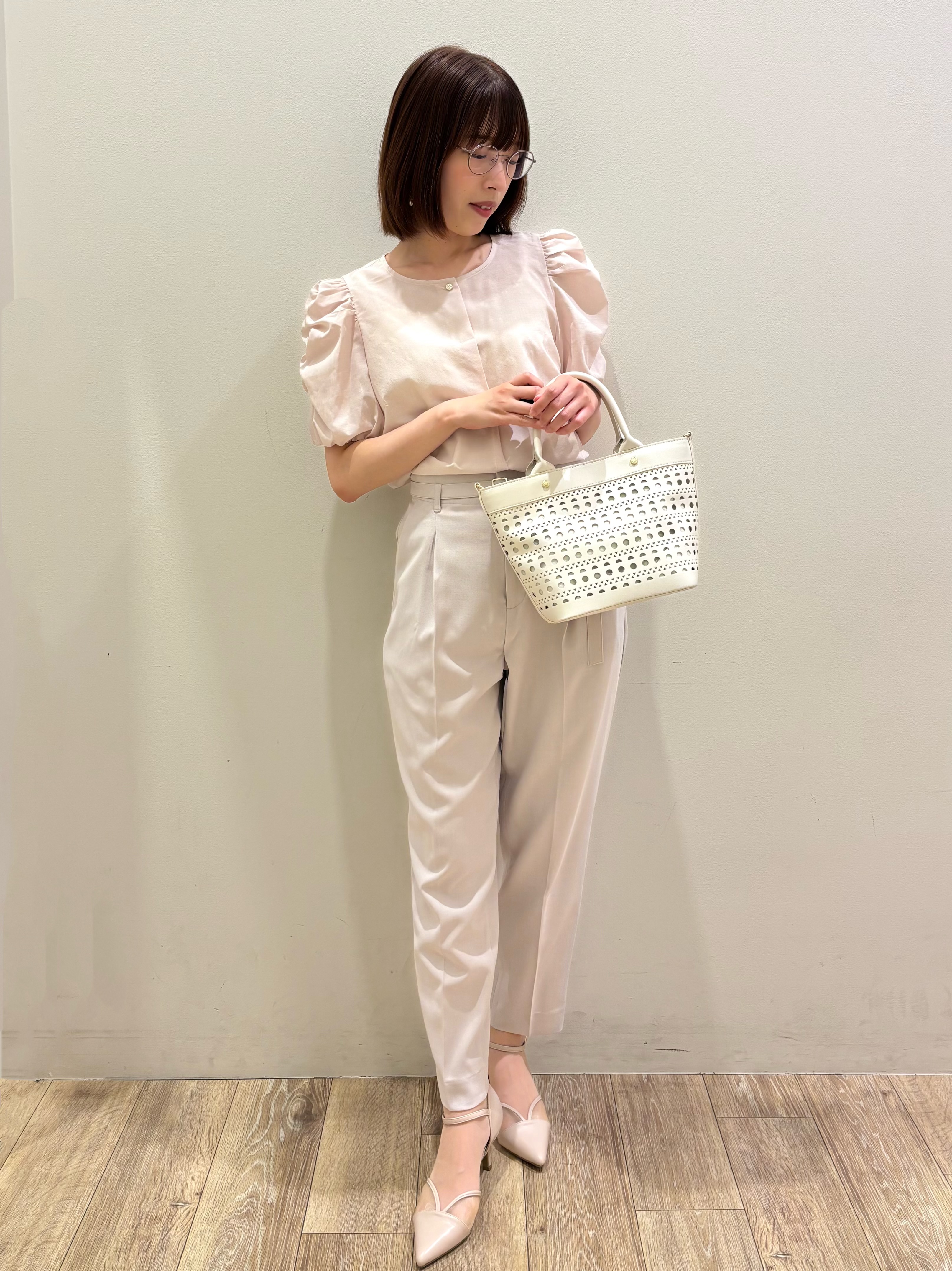 honamiさんの「index｜【接触冷感／防シワ】シャーリングスリーブブラウス《洗濯機OK》」を使ったコーディネート