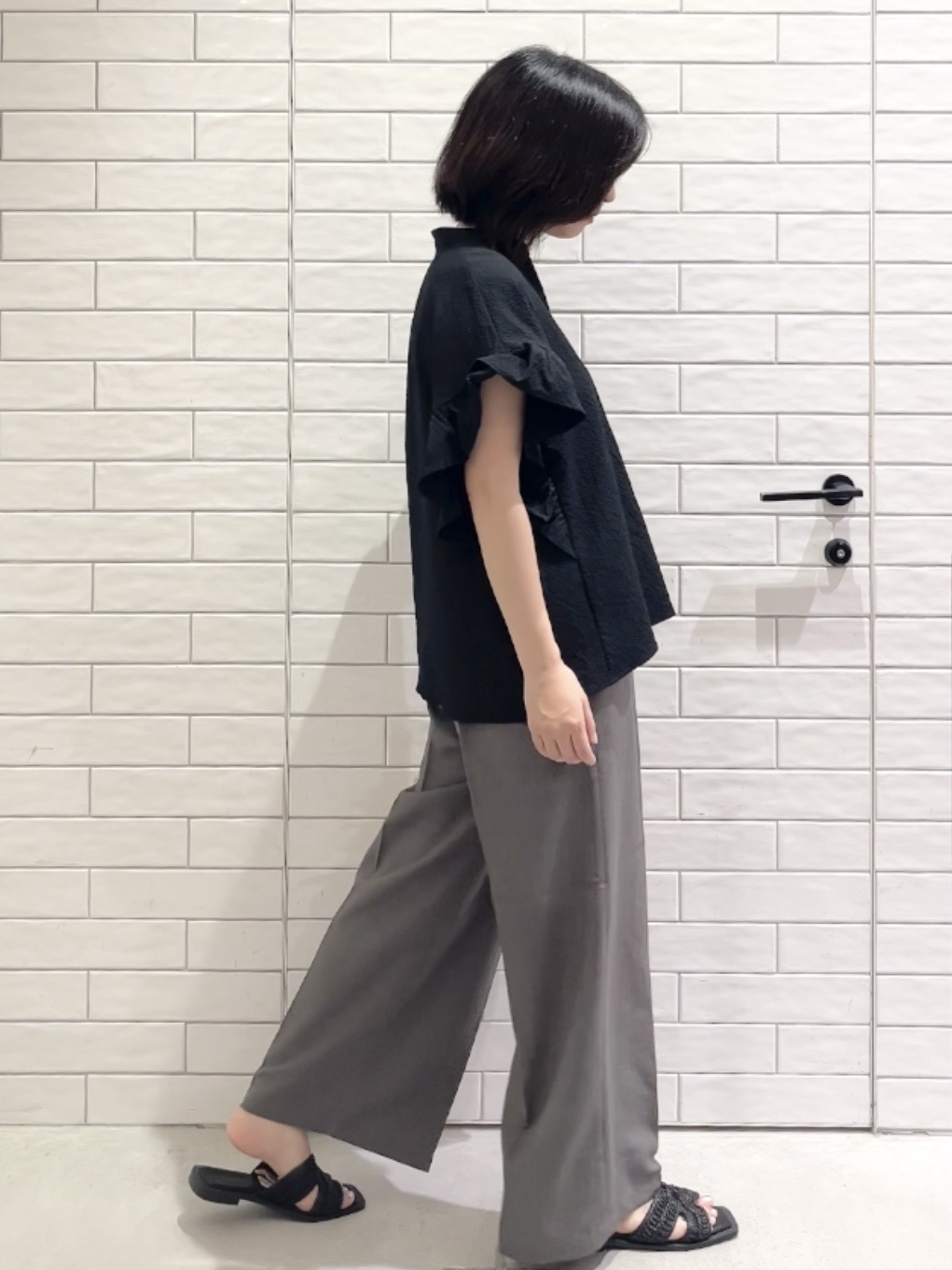 しおりさんの「OPAQUE.CLIP｜【UV】フリルスキッパーブラウス《洗濯機OK》」を使ったコーディネート