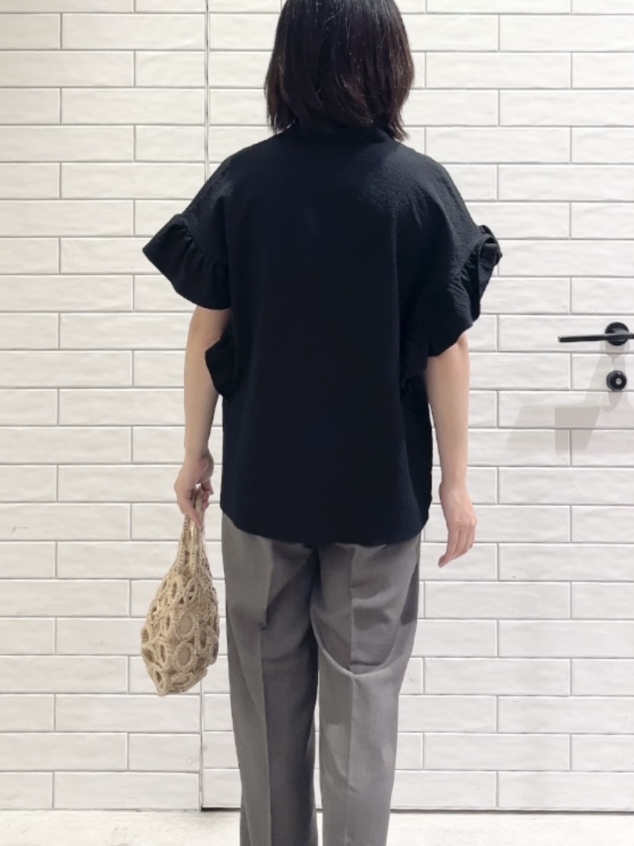 しおりさんの「OPAQUE.CLIP｜【UV】フリルスキッパーブラウス《洗濯機OK》」を使ったコーディネート