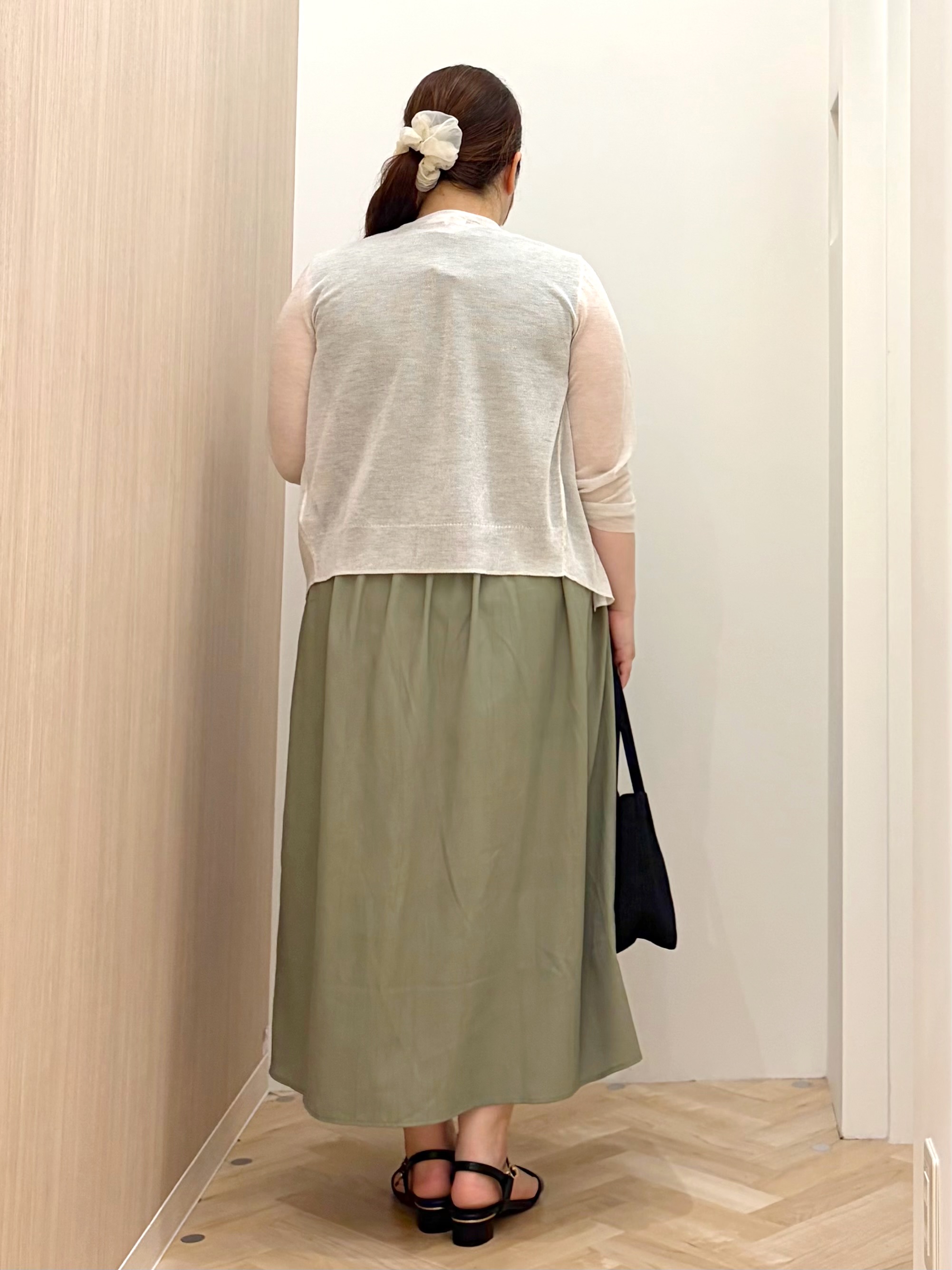 akariさんの「grove｜高評価！【洗える/名品】大人の透け感、シアーカーディガン」を使ったコーディネート