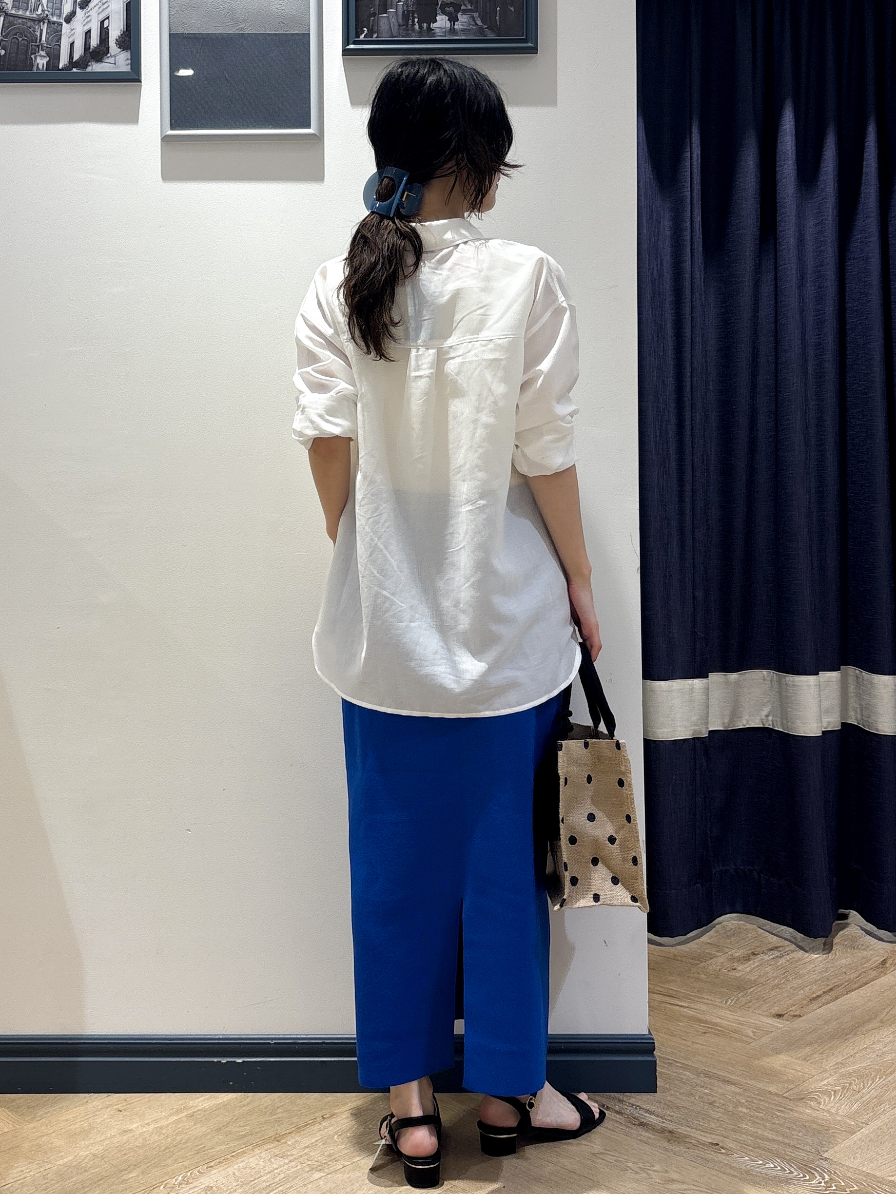 ayakaさんの「grove｜【洗濯機OK】朝晩の気温差に◎軽やかシアーシャツ」を使ったコーディネート