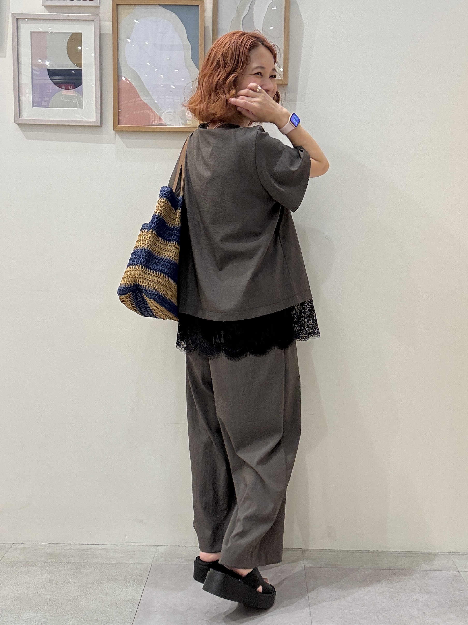 たけぴさんの「SHOO･LA･RUE｜【S-LL/洗濯機可】軽凛(かろりん) 楽に着られて上品 裾レーススキッパーブラウス」を使ったコーディネート