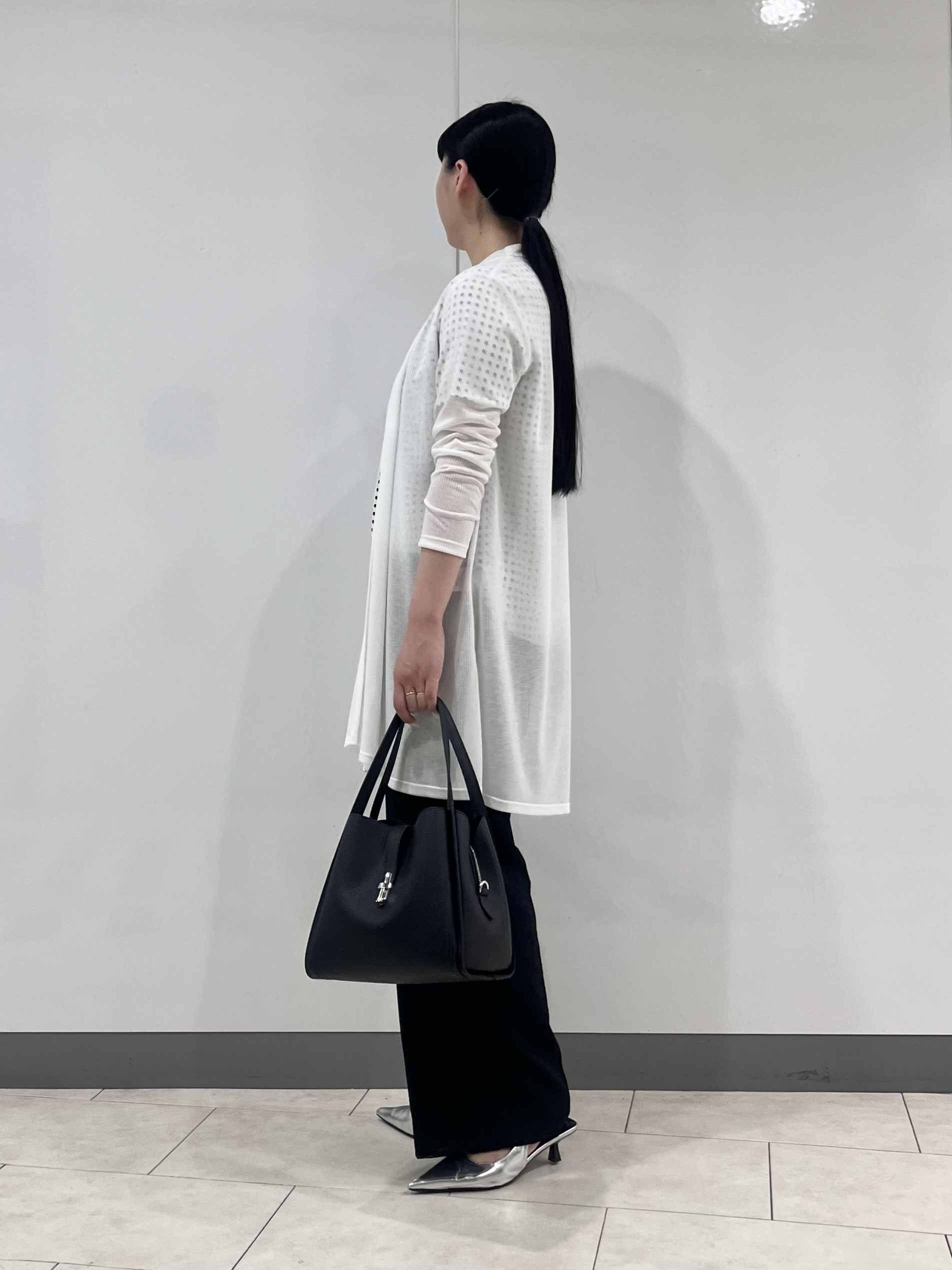 hasuさんの「INDIVI｜【洗える／アンサンブル可能】シアーストライプカーディガン」を使ったコーディネート