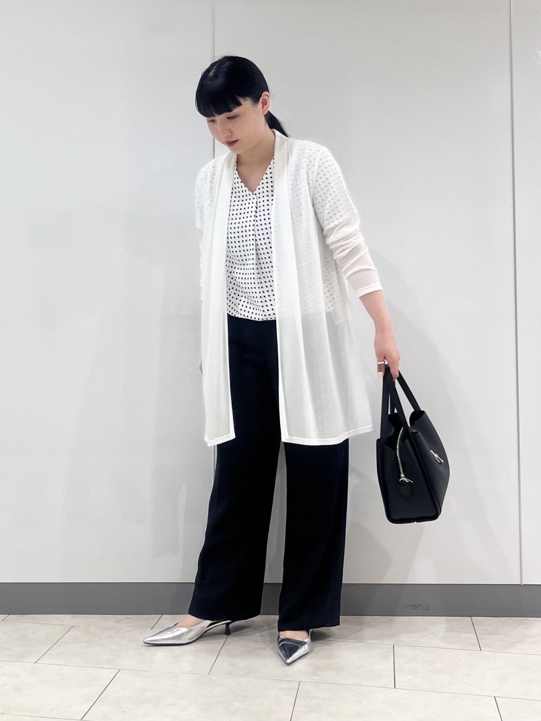 hasuさんの「INDIVI｜【洗える／アンサンブル可能】シアーストライプカーディガン」を使ったコーディネート