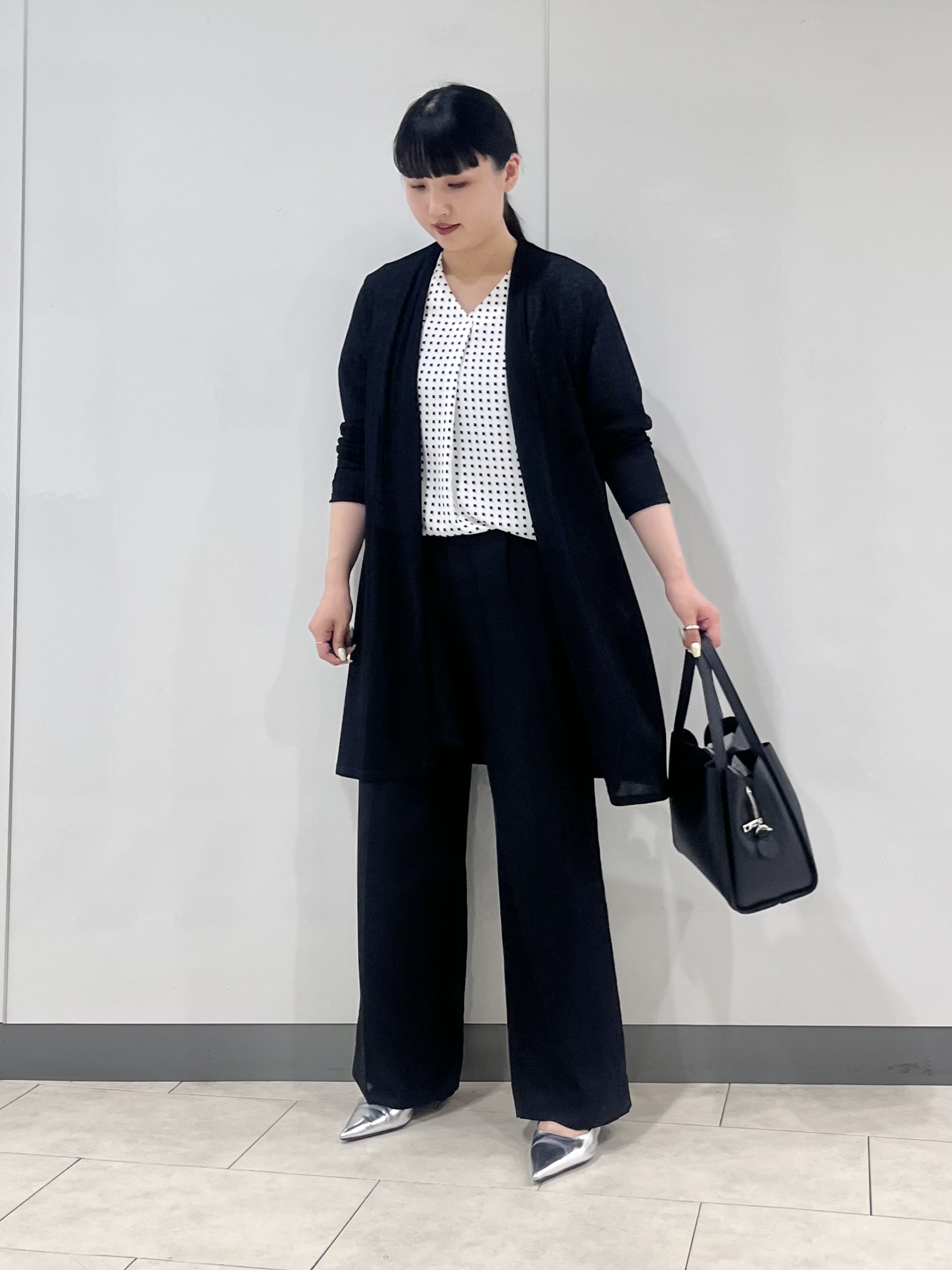 hasuさんの「INDIVI｜【洗える／アンサンブル可能】シアーストライプカーディガン」を使ったコーディネート