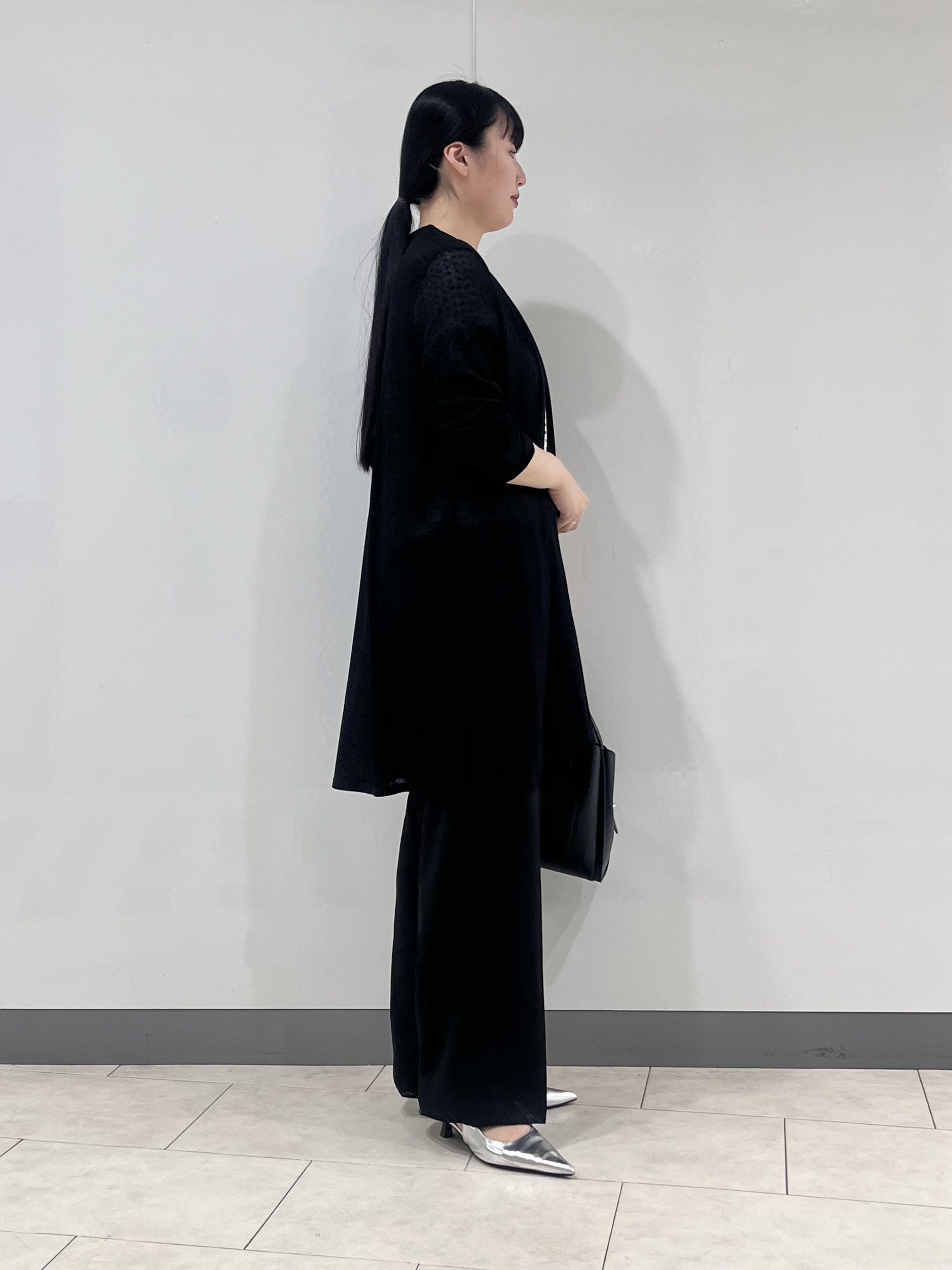hasuさんの「INDIVI｜【洗える／アンサンブル可能】シアーストライプカーディガン」を使ったコーディネート
