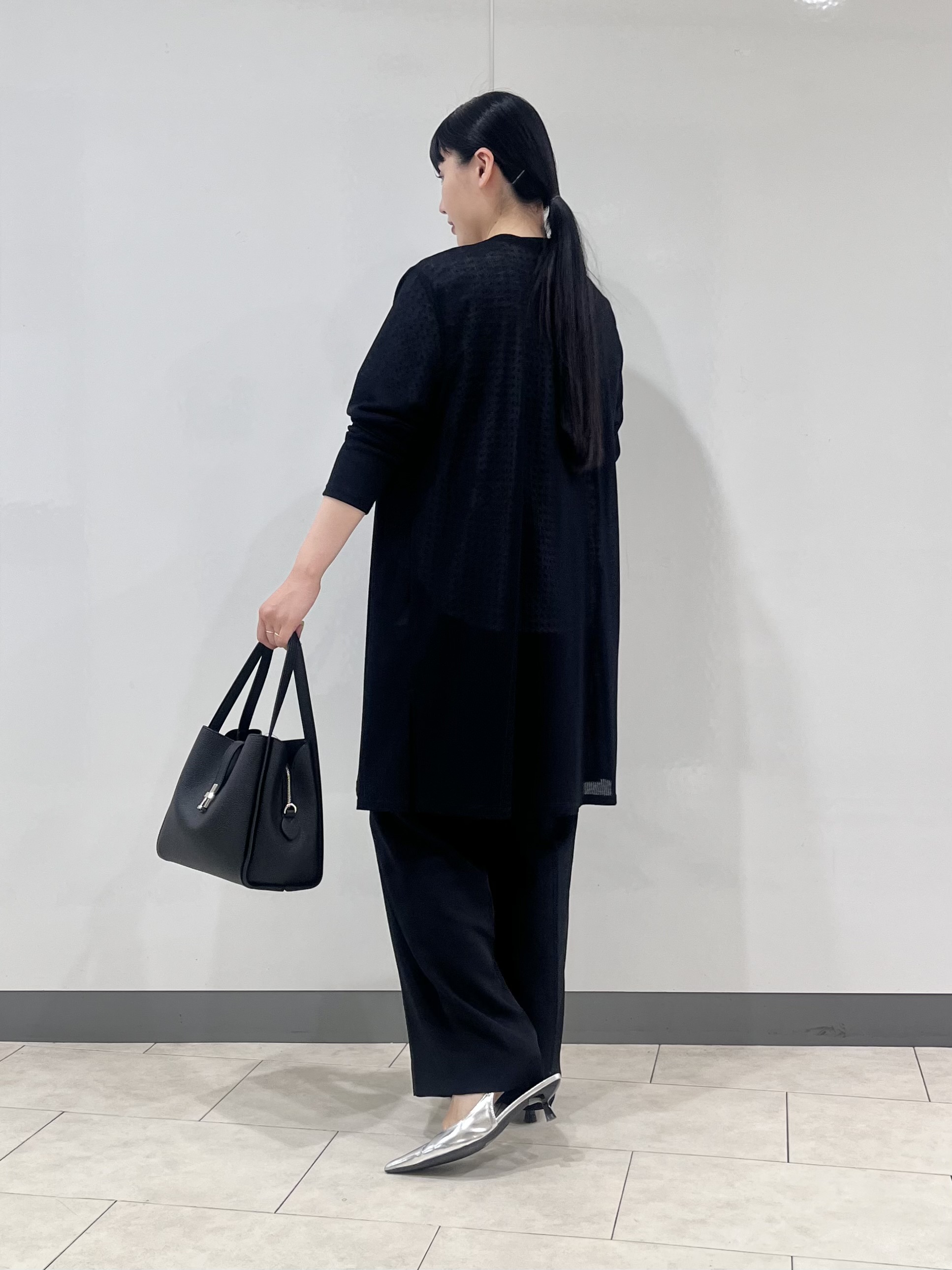 hasuさんの「INDIVI｜【洗える／アンサンブル可能】シアーストライプカーディガン」を使ったコーディネート