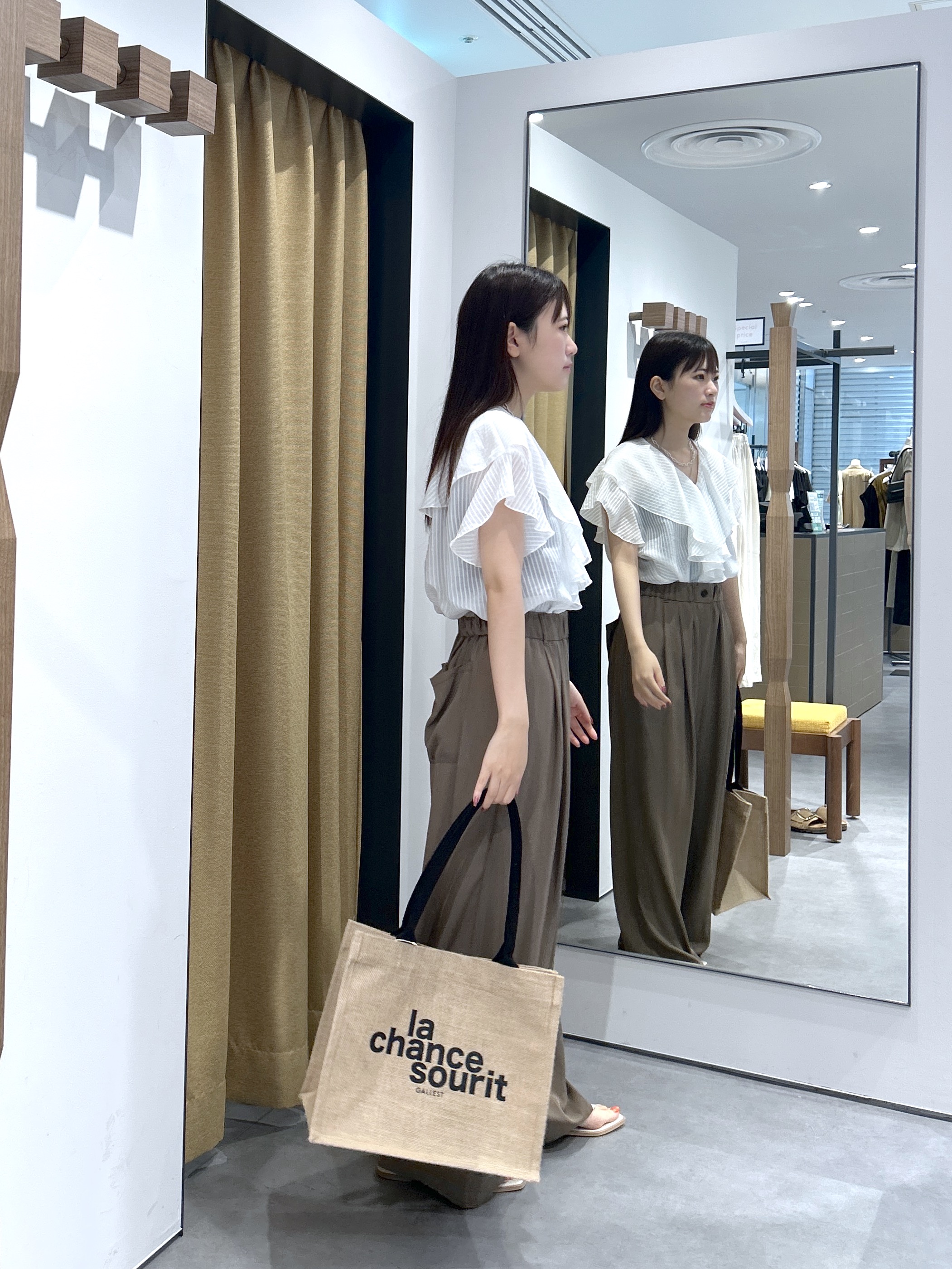 Renoさんの「INDIVI｜フリルネックシアーブラウス」を使ったコーディネート