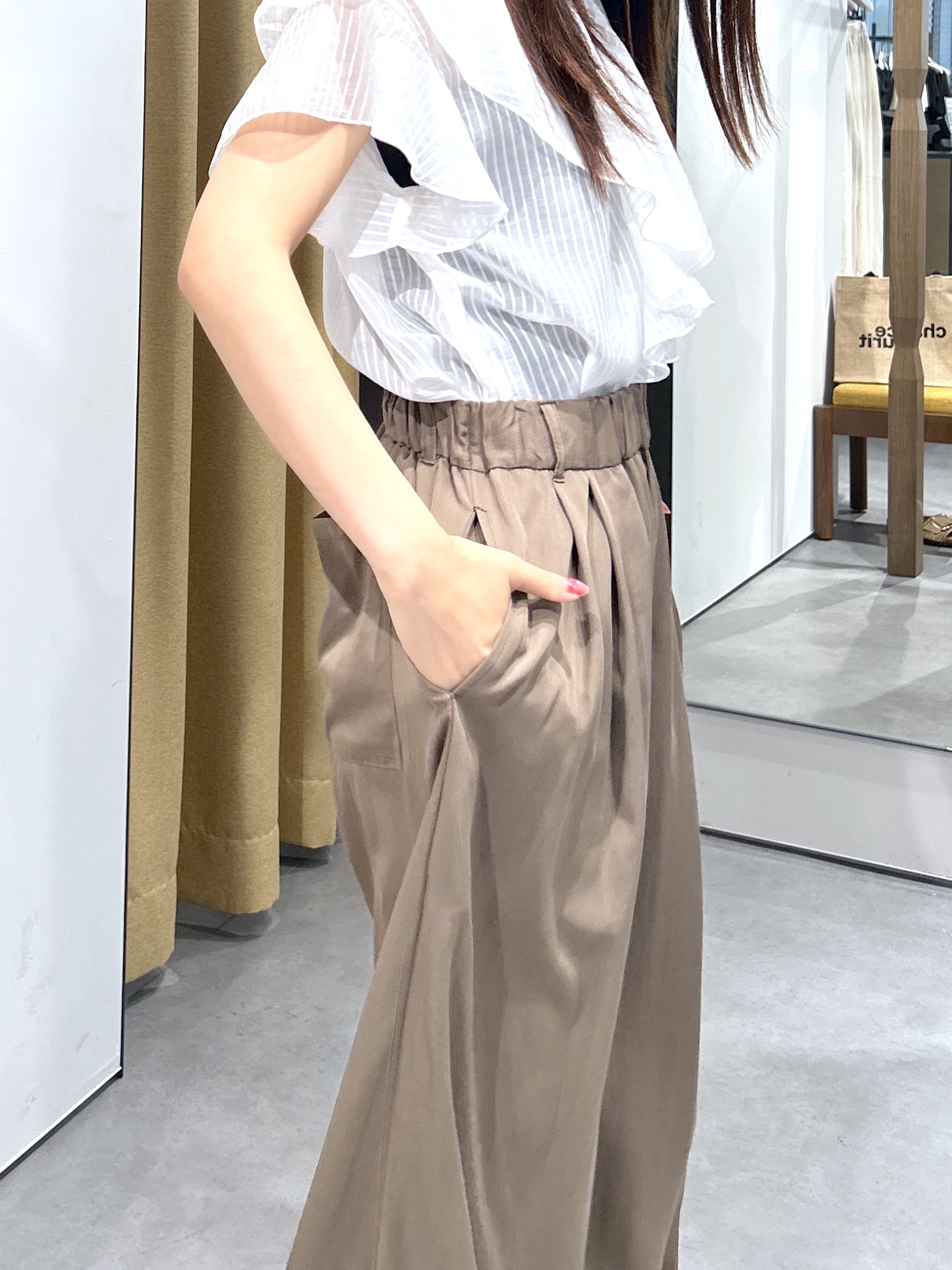Renoさんの「INDIVI｜フリルネックシアーブラウス」を使ったコーディネート