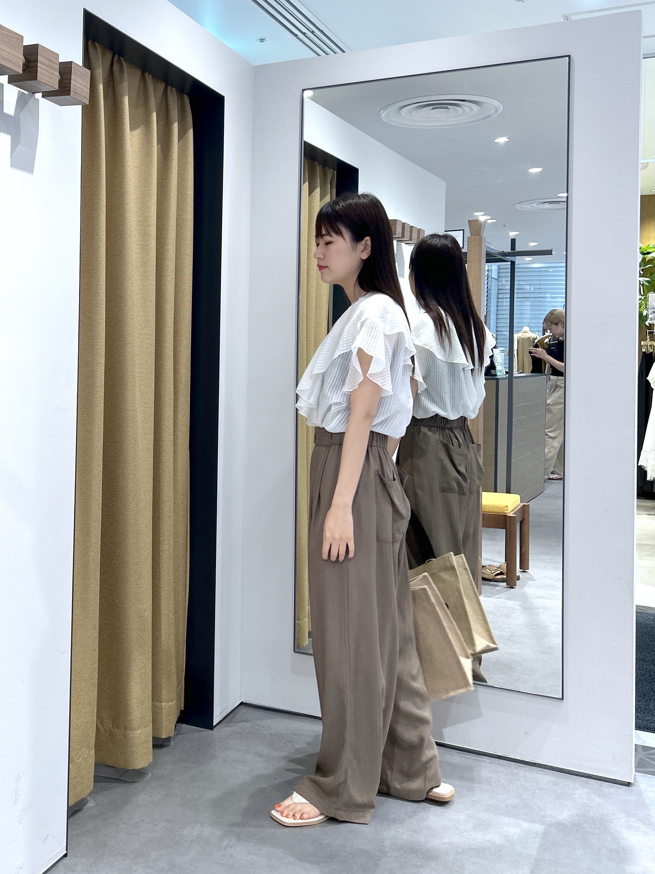 Renoさんの「INDIVI｜フリルネックシアーブラウス」を使ったコーディネート