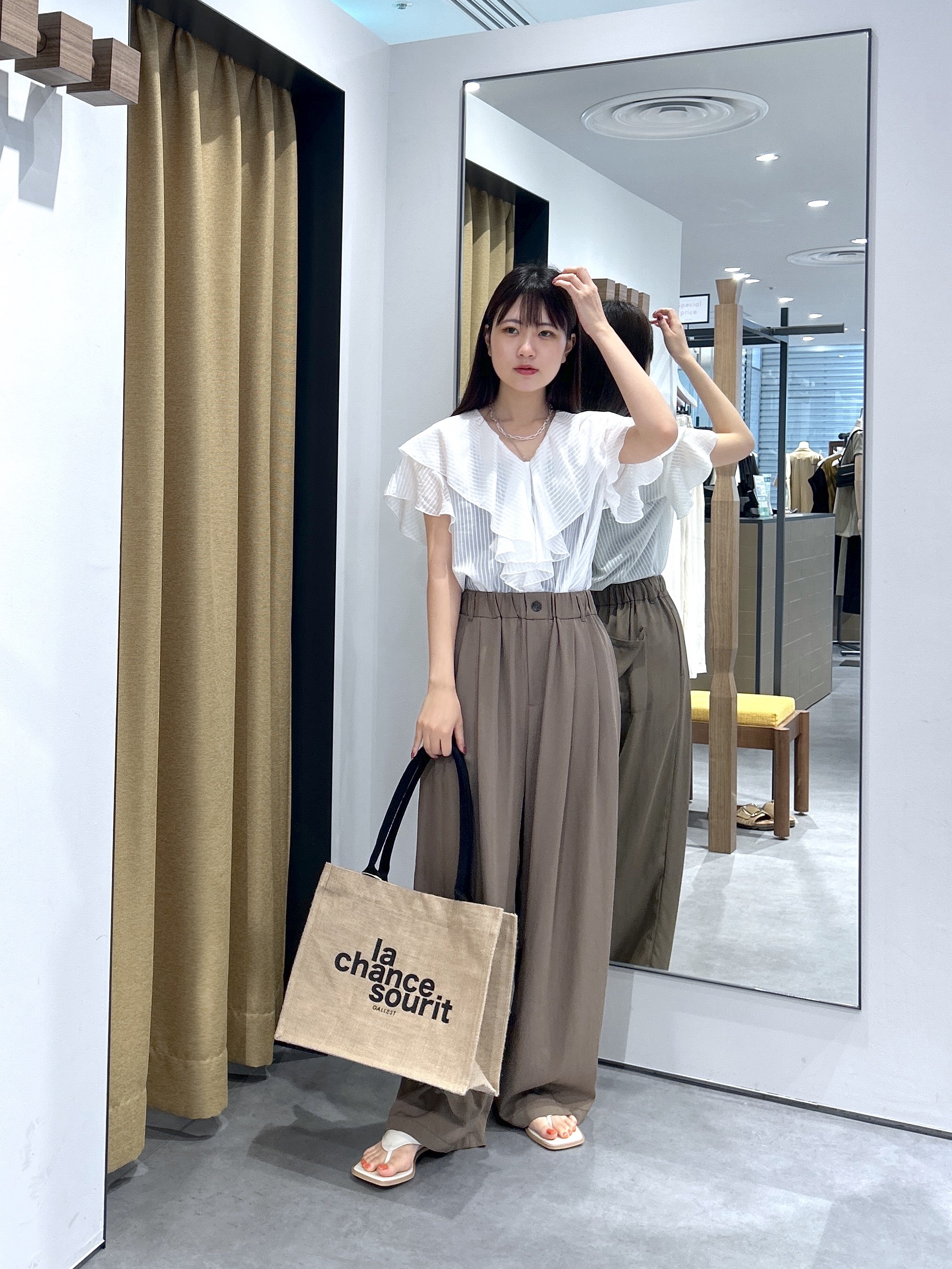 Renoさんの「INDIVI｜フリルネックシアーブラウス」を使ったコーディネート