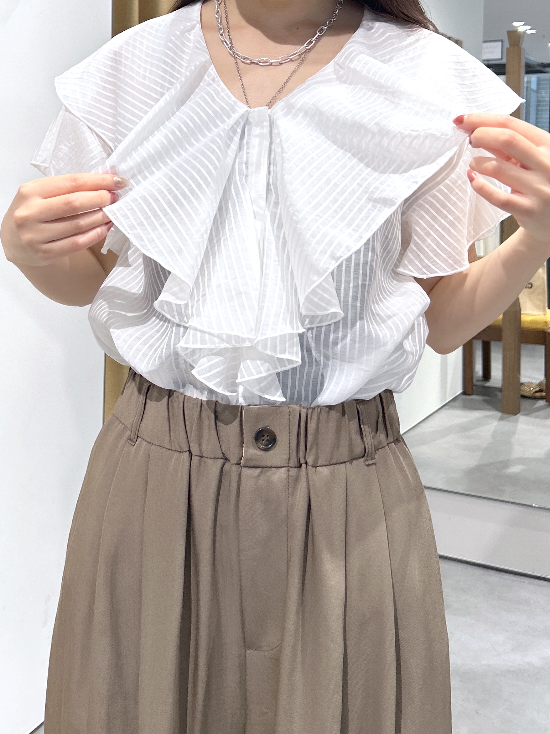 Renoさんの「INDIVI｜フリルネックシアーブラウス」を使ったコーディネート