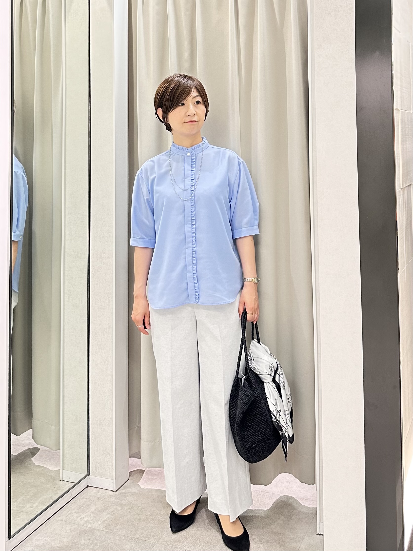 みなこさんの「UNTITLED｜【接触冷感/通気性/洗える】スタンドカラーフリルブラウス」を使ったコーディネート